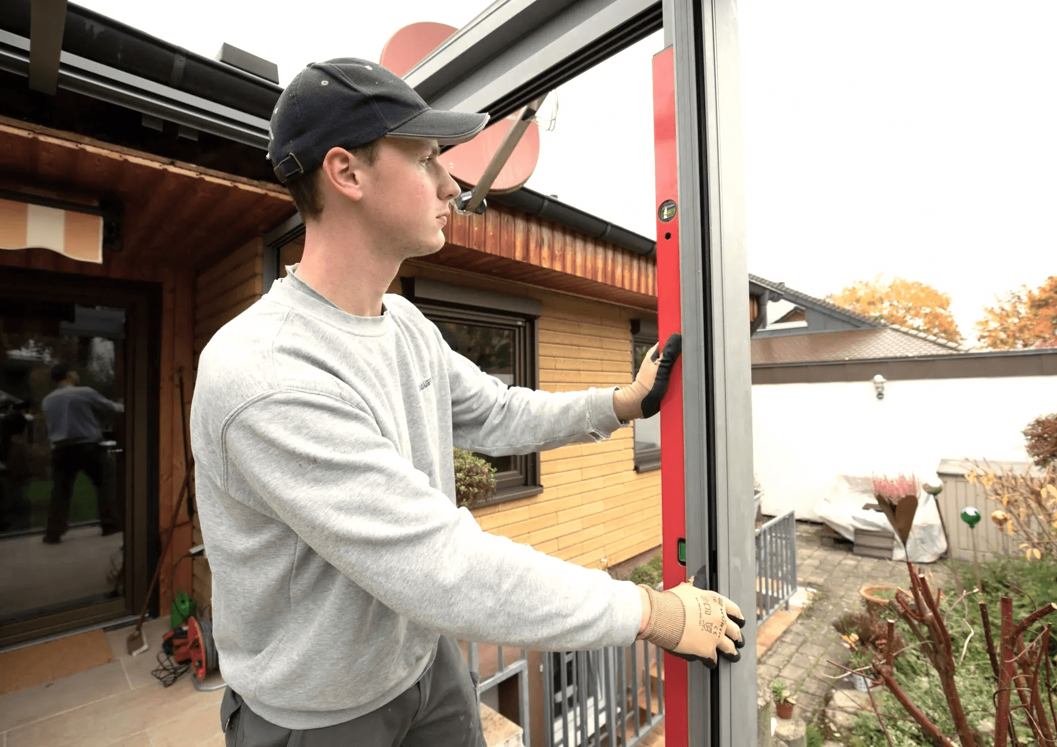 Monteur prüft mit Wasserwaage ob die Überdachung korrekt im Wasser liegt