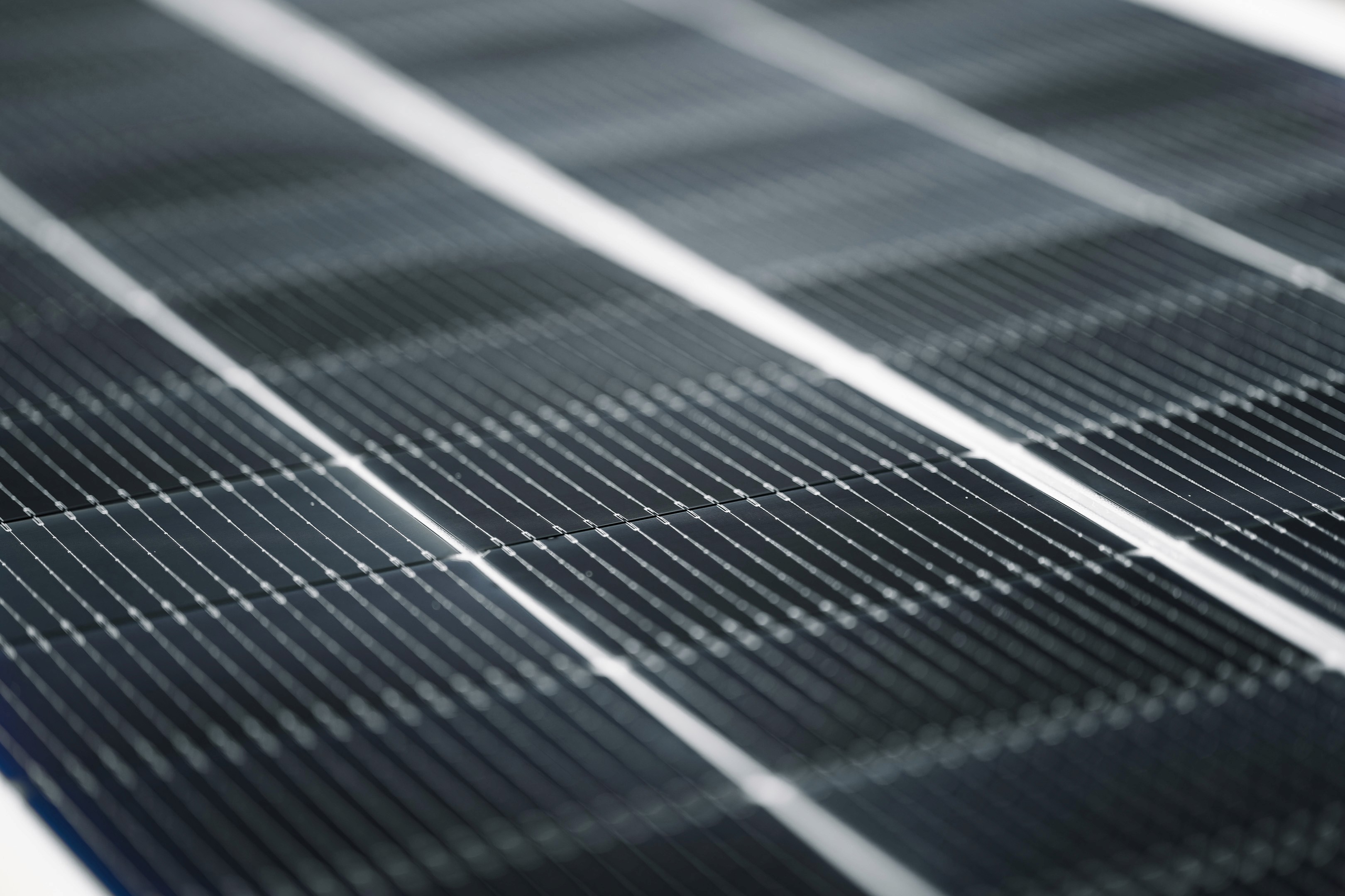 Gros plan d'un panneai solaire photographié lors d'un reportage en entreprise