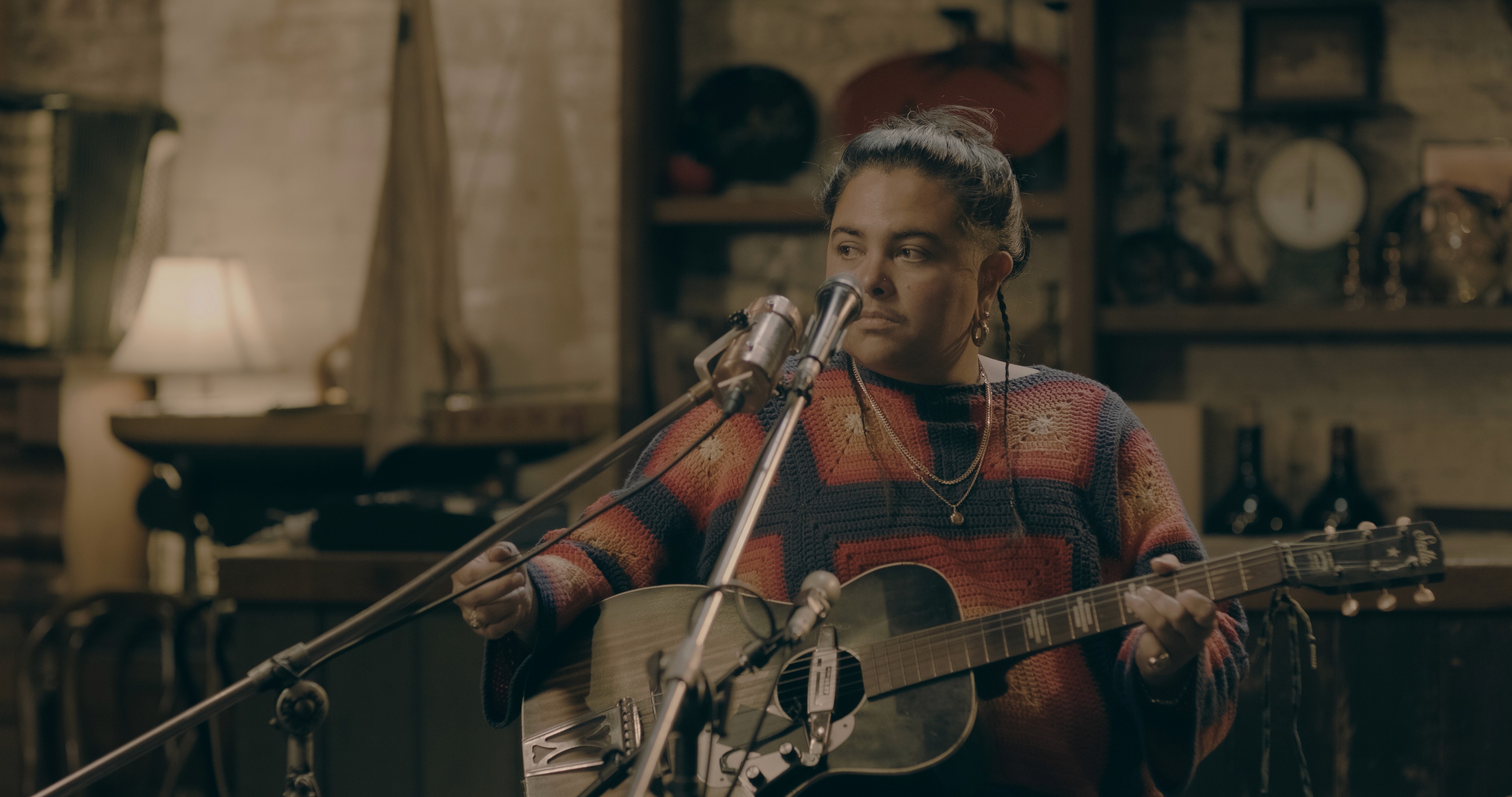 Close-up portrait of Mo'Ju singing passionately into a microphone
