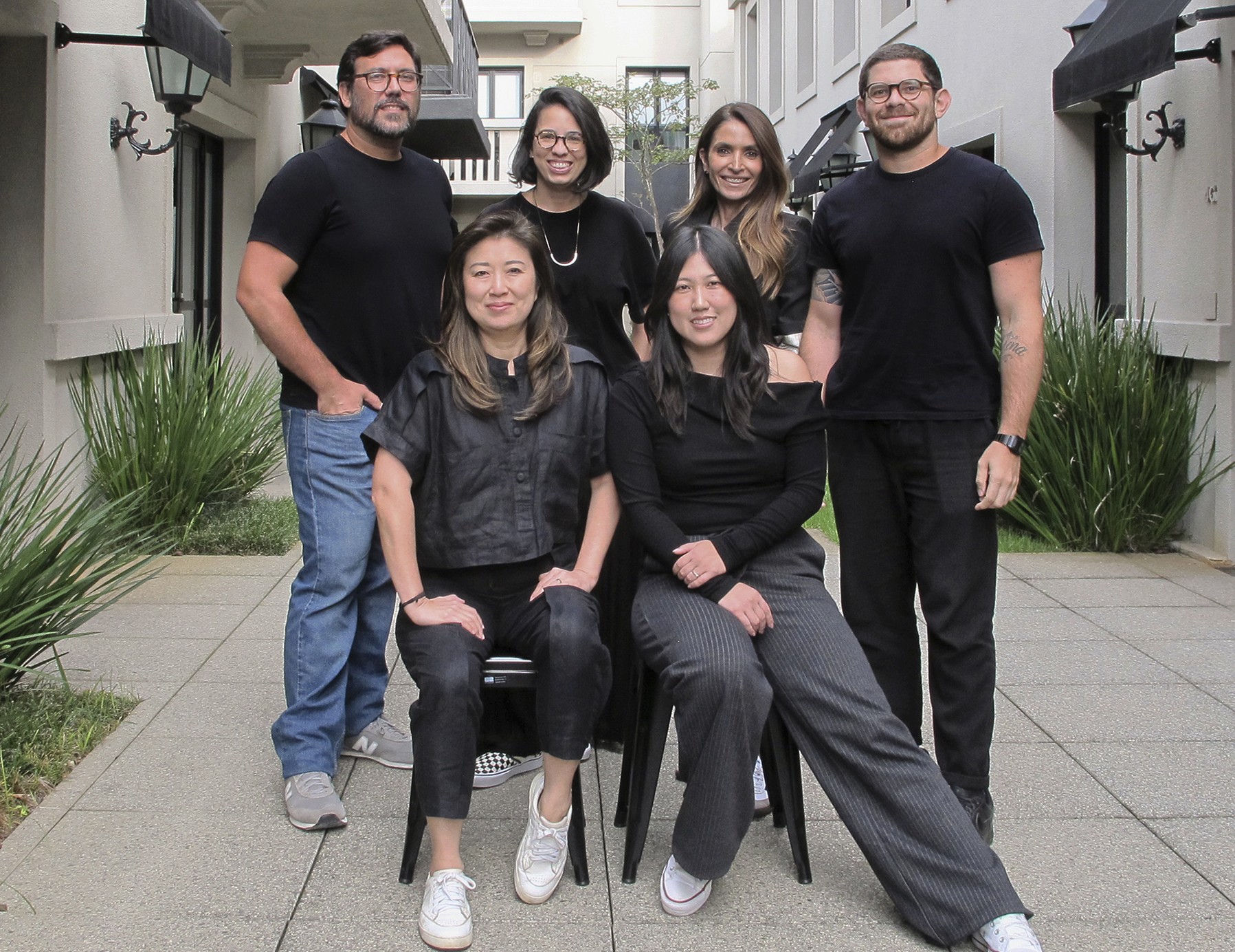Em pé - Roberto Fagaraz (líder criativo), Nathalia Fujii (head de marca), Mariana Caram (sócia-fundadora), Marcelo Frankelin (líder criativo). Sentadas - Silvia Kanayama (sócia) , Ana Paula Nemoto (sócia)