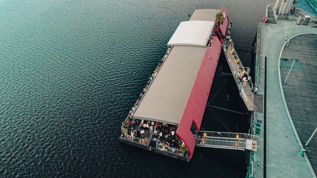 Une péniche servant de salle d'événementiel vue d’un drône lors d’un évènement d’entreprise.