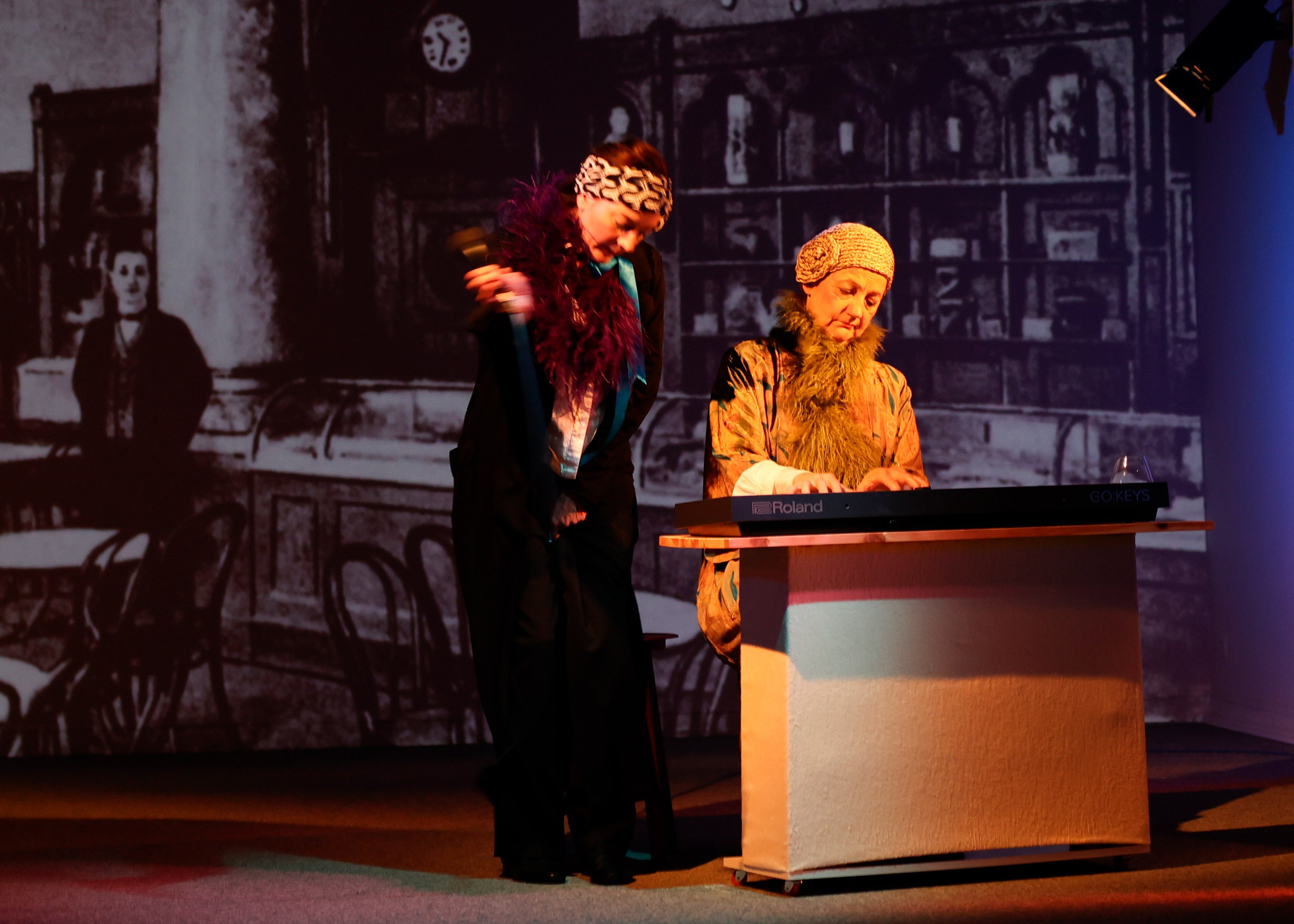 Musikalische Szene aus dem Theaterstück „50 Jahr blondes Haar“