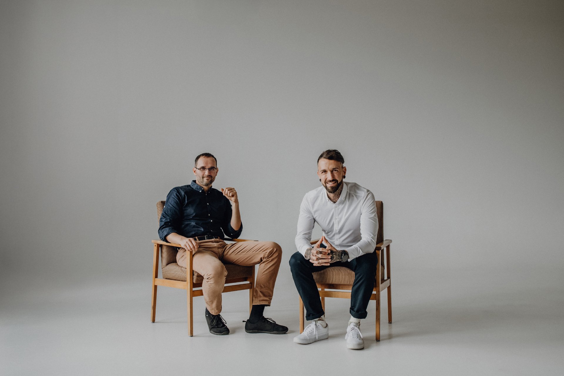 Authentische Team-Momente beim Fotoshooting – Finanzstube Weimar im wytspace Erfurt Kreativ Studio für Social-Media-Content