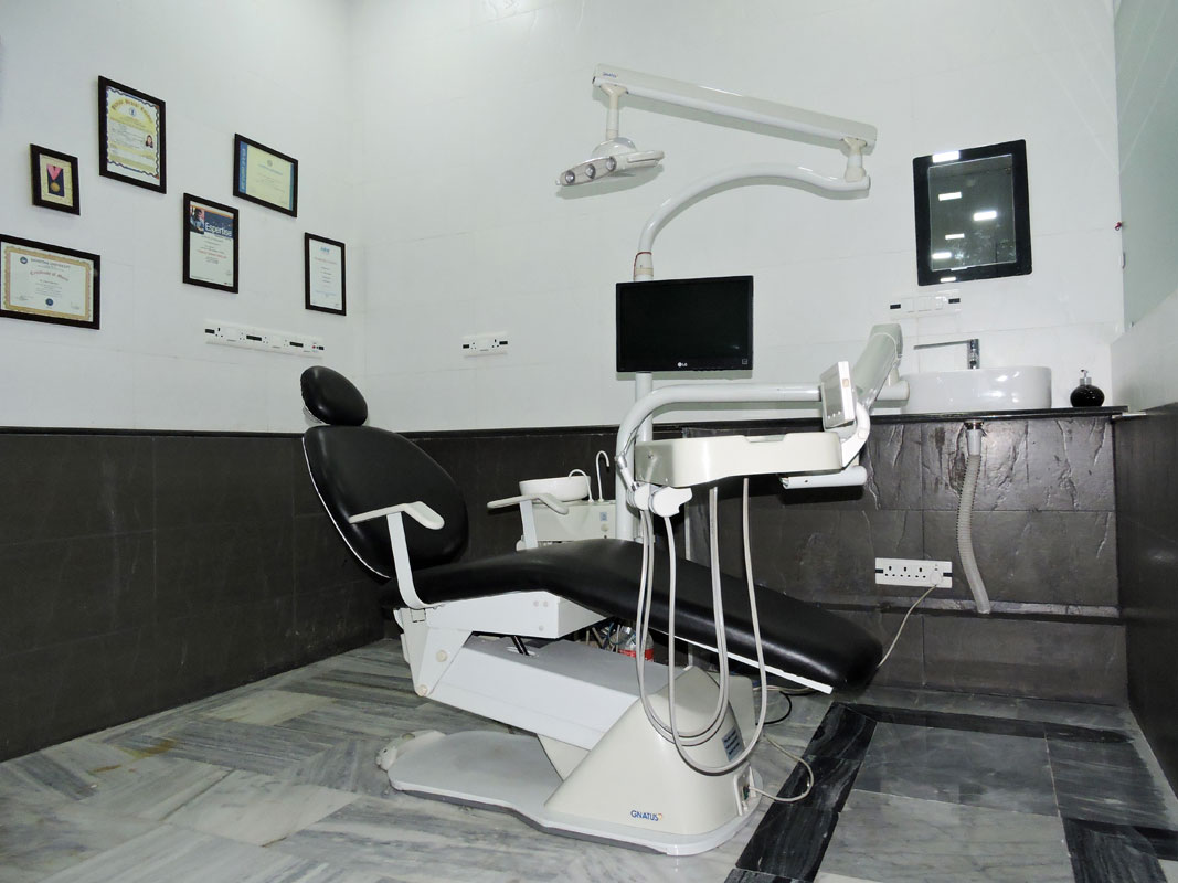 LED dental light used for precise treatments at Dentistree Kolkata.