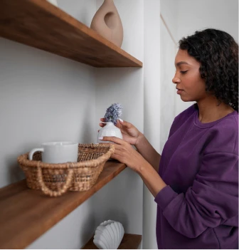 Mulher cuidadando do imóvel