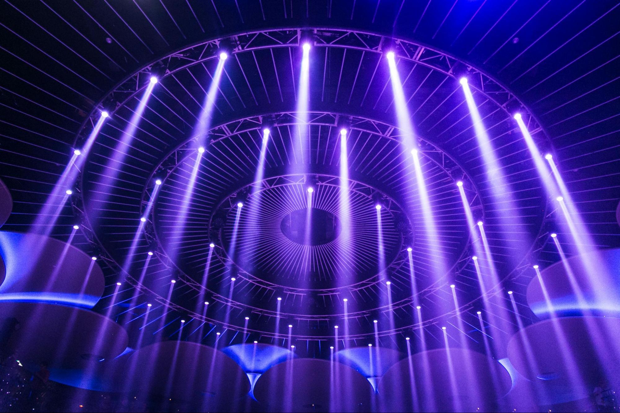 Foto van paarse lichtshow