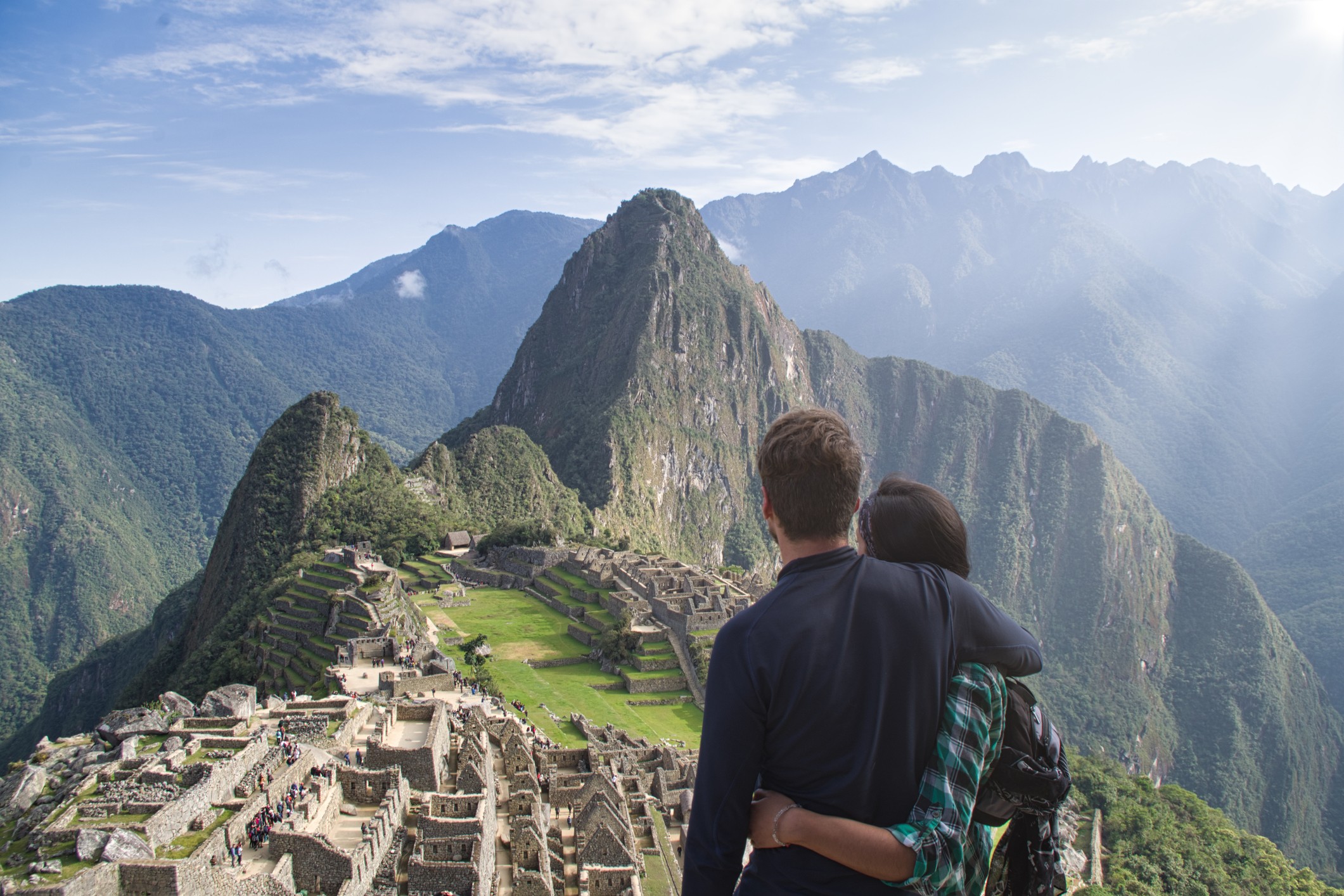 Junges Paar vor Machu Picchu