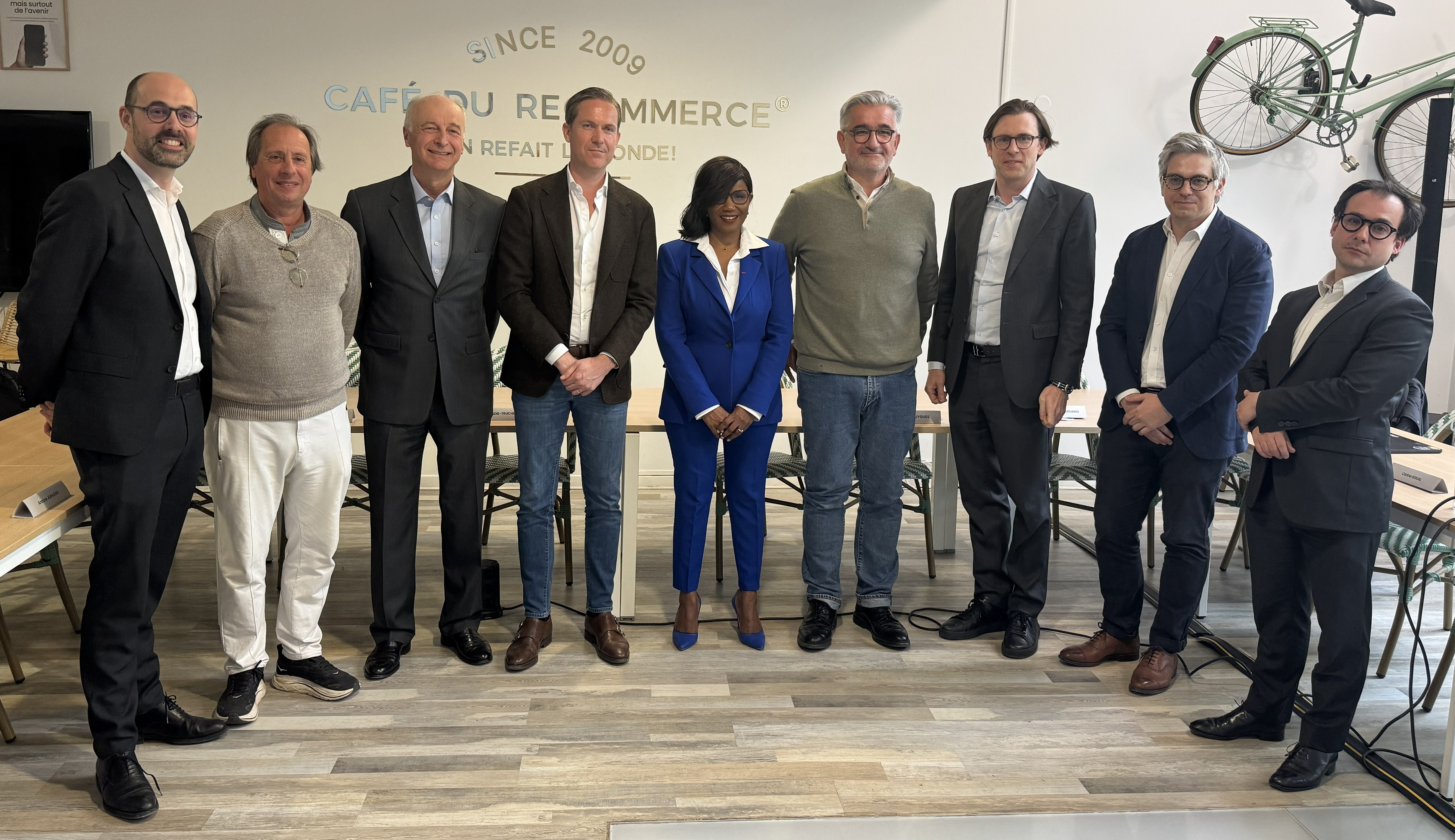 Photo des actionnaires, membres du conseil de Recommerce et Président de Recommerce Group dans les locaux de Recommerce