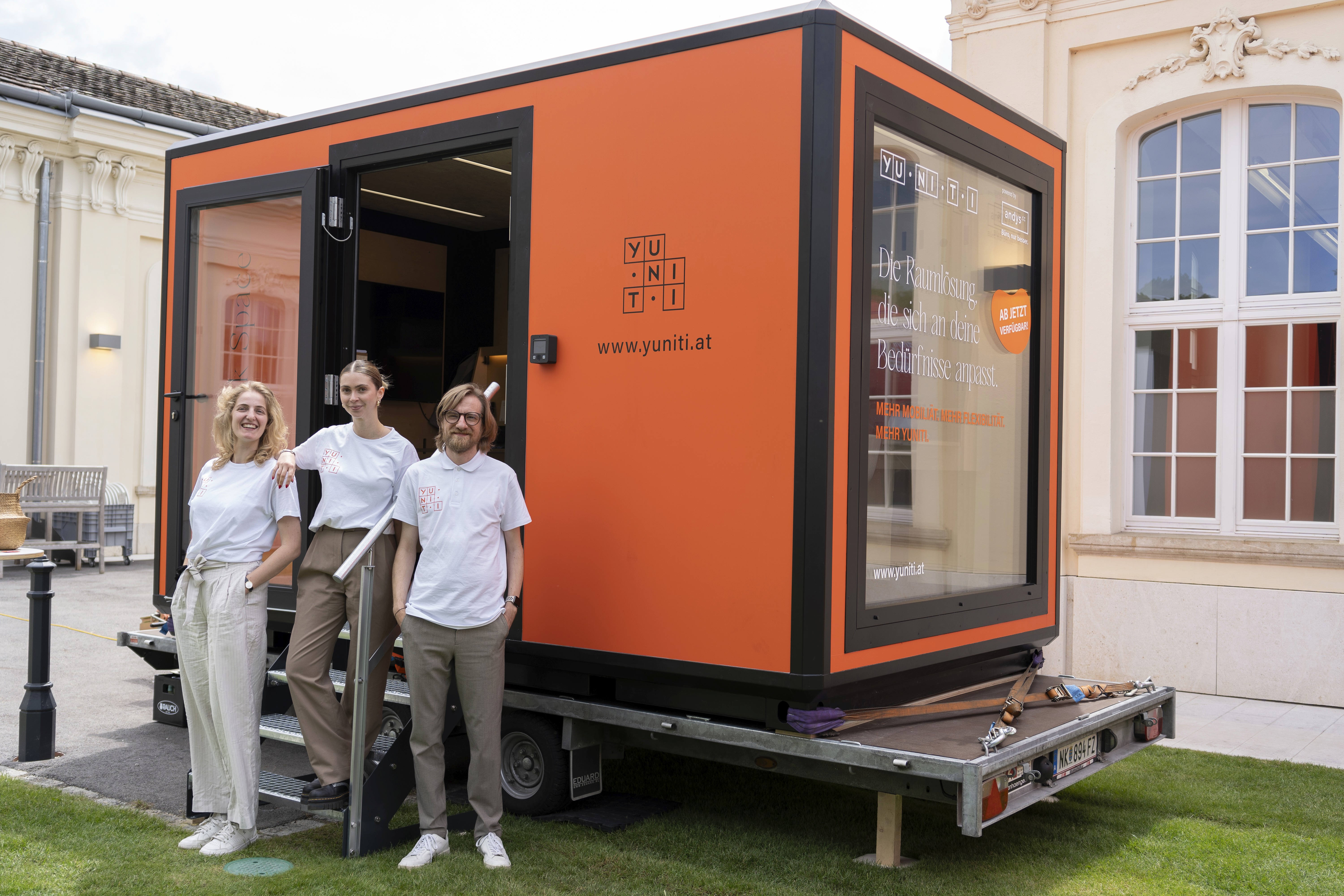 Yuniti Team vor Yunit Medium Messestand