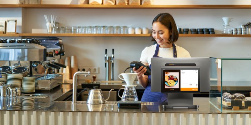 Staf restoran menggunakan sistem POS StoreHub