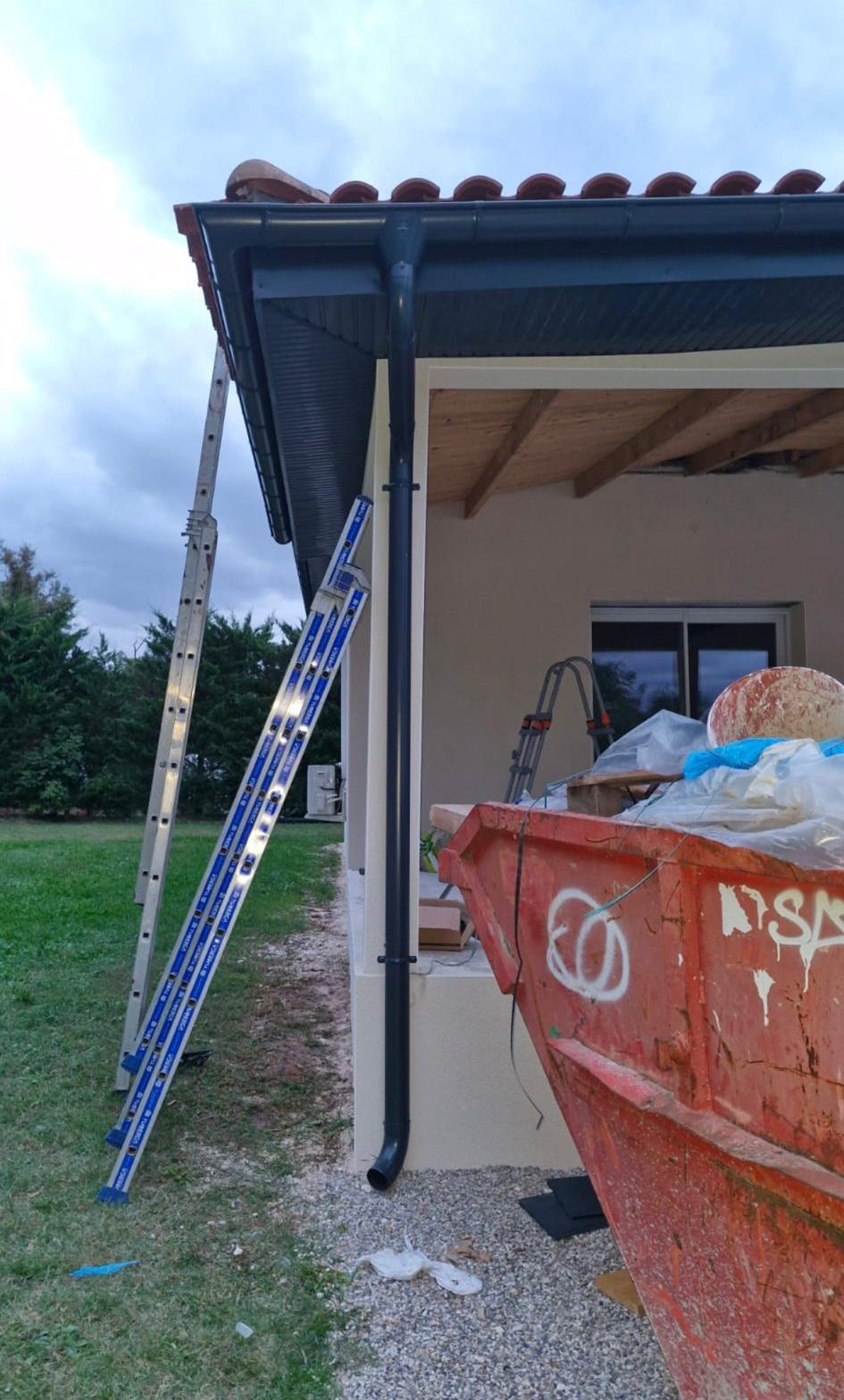 Réparation de joints sur gouttière zinc par Entreprise Lopez à Lyon