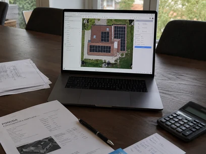 Računar na kome se projektuje solarna elektrana.