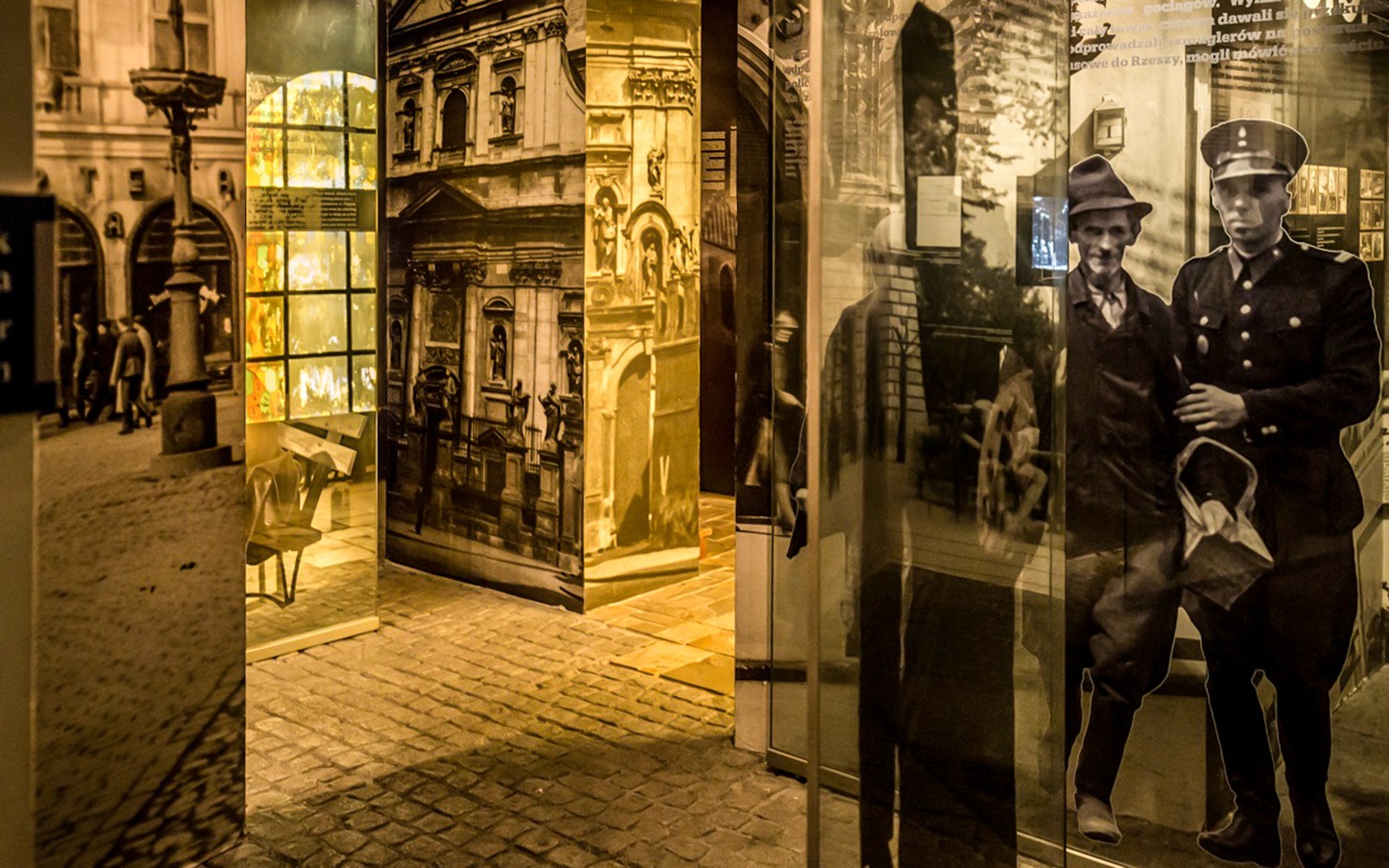 Tentoonstelling in het Schindler's Fabrieksmuseum in Krakau, met historische foto's en artefacten.