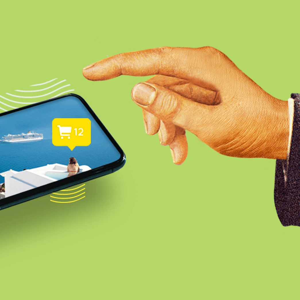 Mano tocando pantalla de smartphone con ícono de carrito de compras sobre fondo verde.