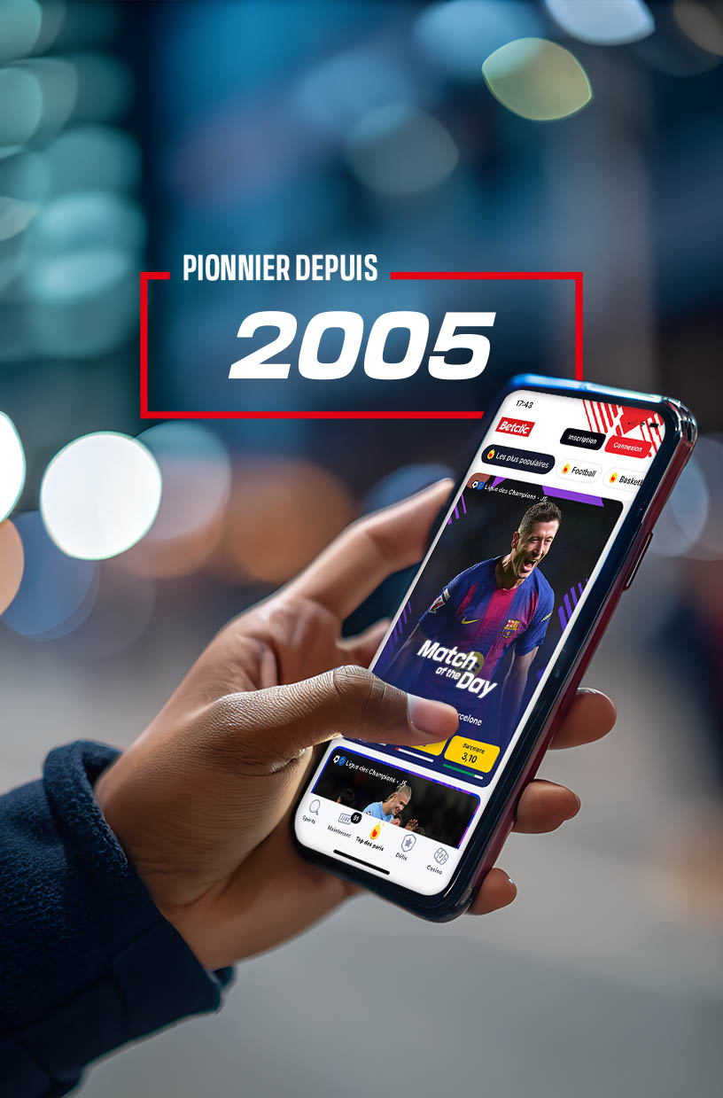 Betclic Group - Main tenant un smartphone affichant l’app Betclic