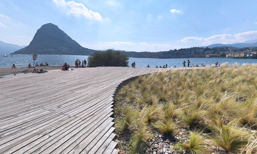 Passerella-in-legno-lago-svizzera (Lugano - Canton Ticino) Galimberti-Parco_Ciani.jpg