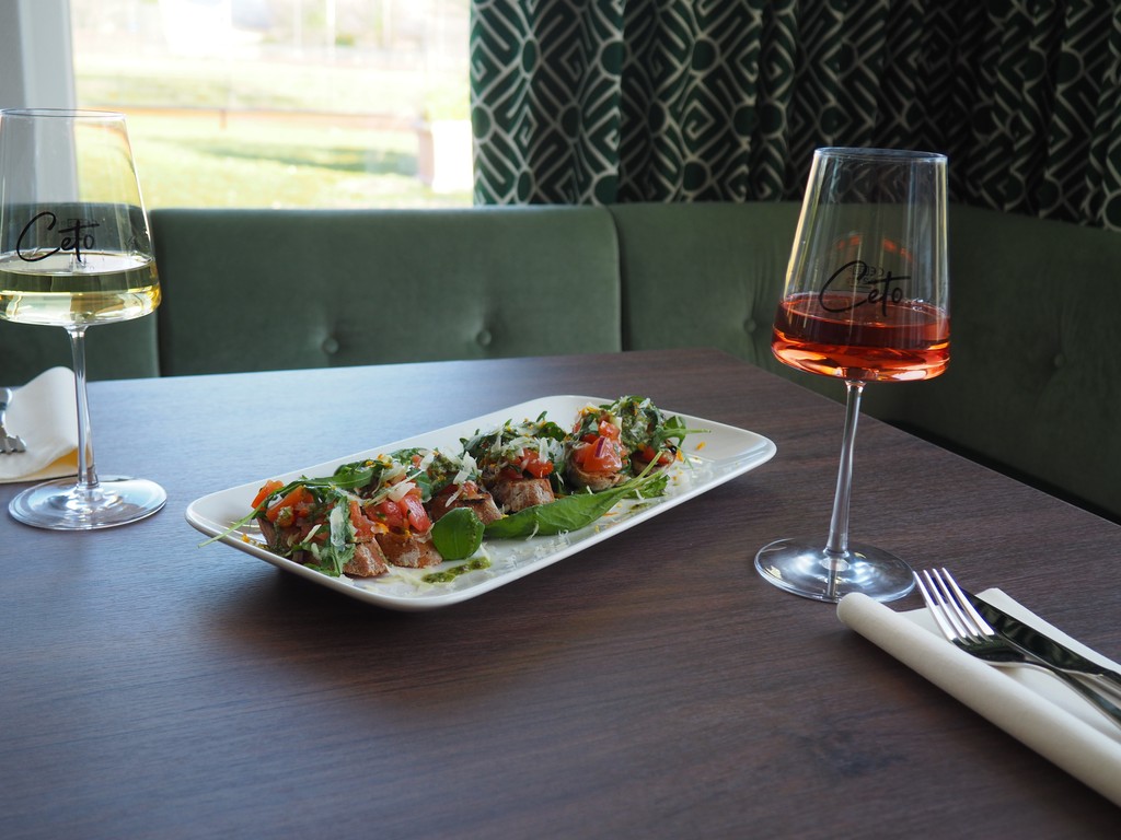 Seared scallops in a white plate