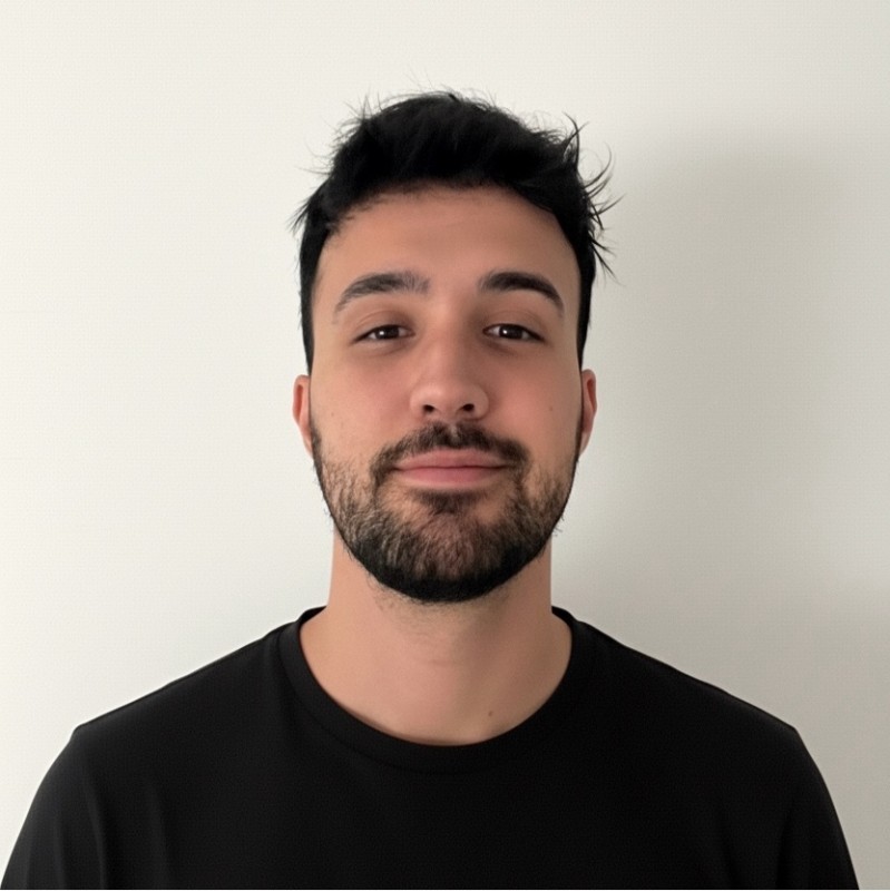 Uomo con barba e maglietta nera, ritratto in primo piano