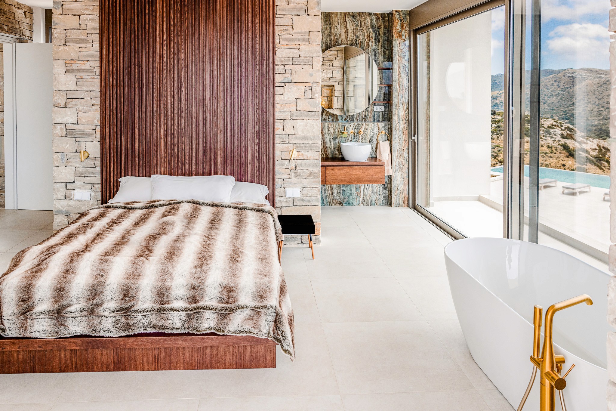 Helles Schlafzimmer mit freistehender Badewanne mit bodentiefen Fenstern und atemberaubendem Blick – Luxusunterkunft Lala House Kreta