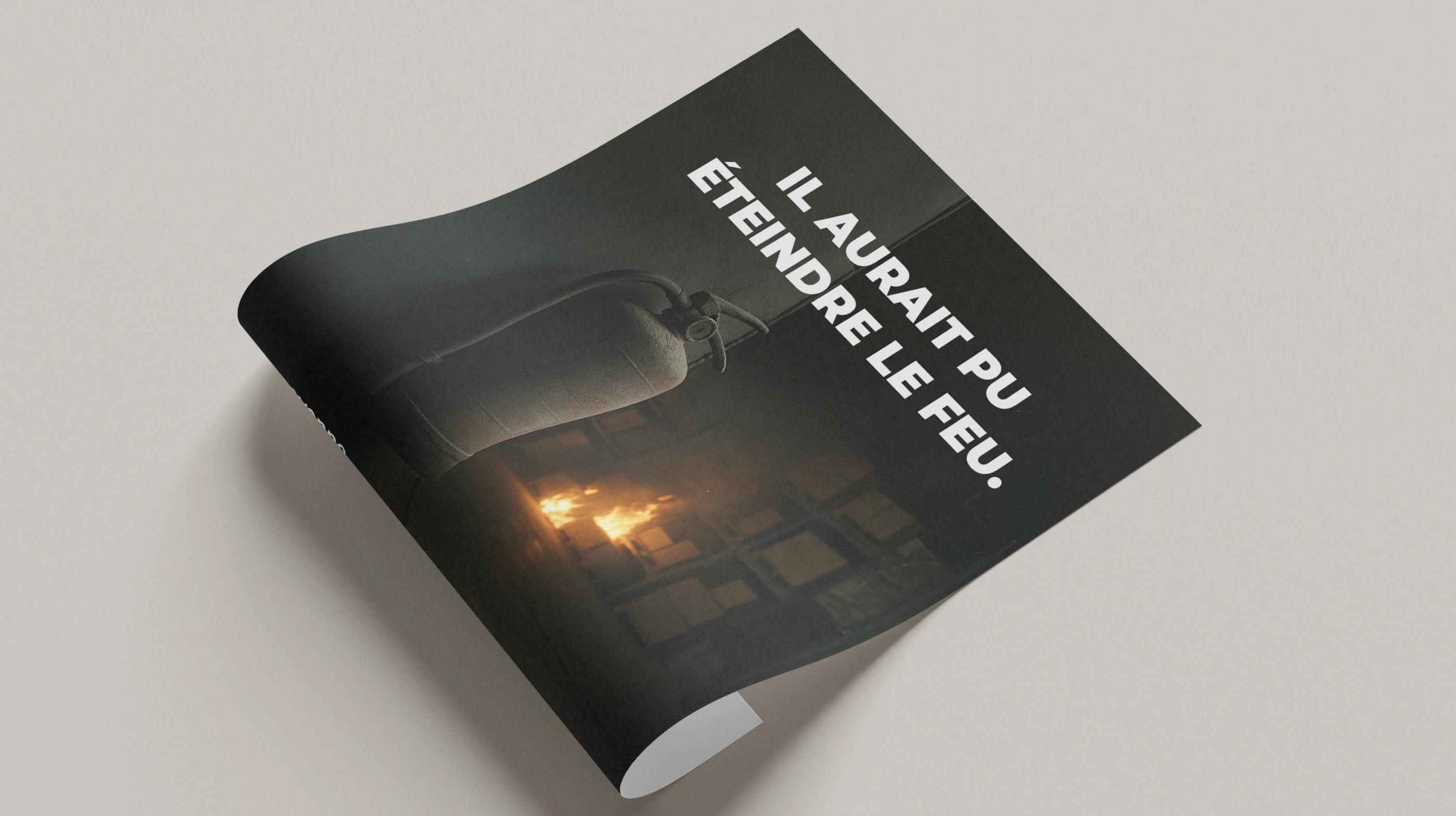 Rendu réaliste (mockup) d'une affiche AniKit sur la prévention des risques incendie. Expertise en support print et DA à Toulouse.
