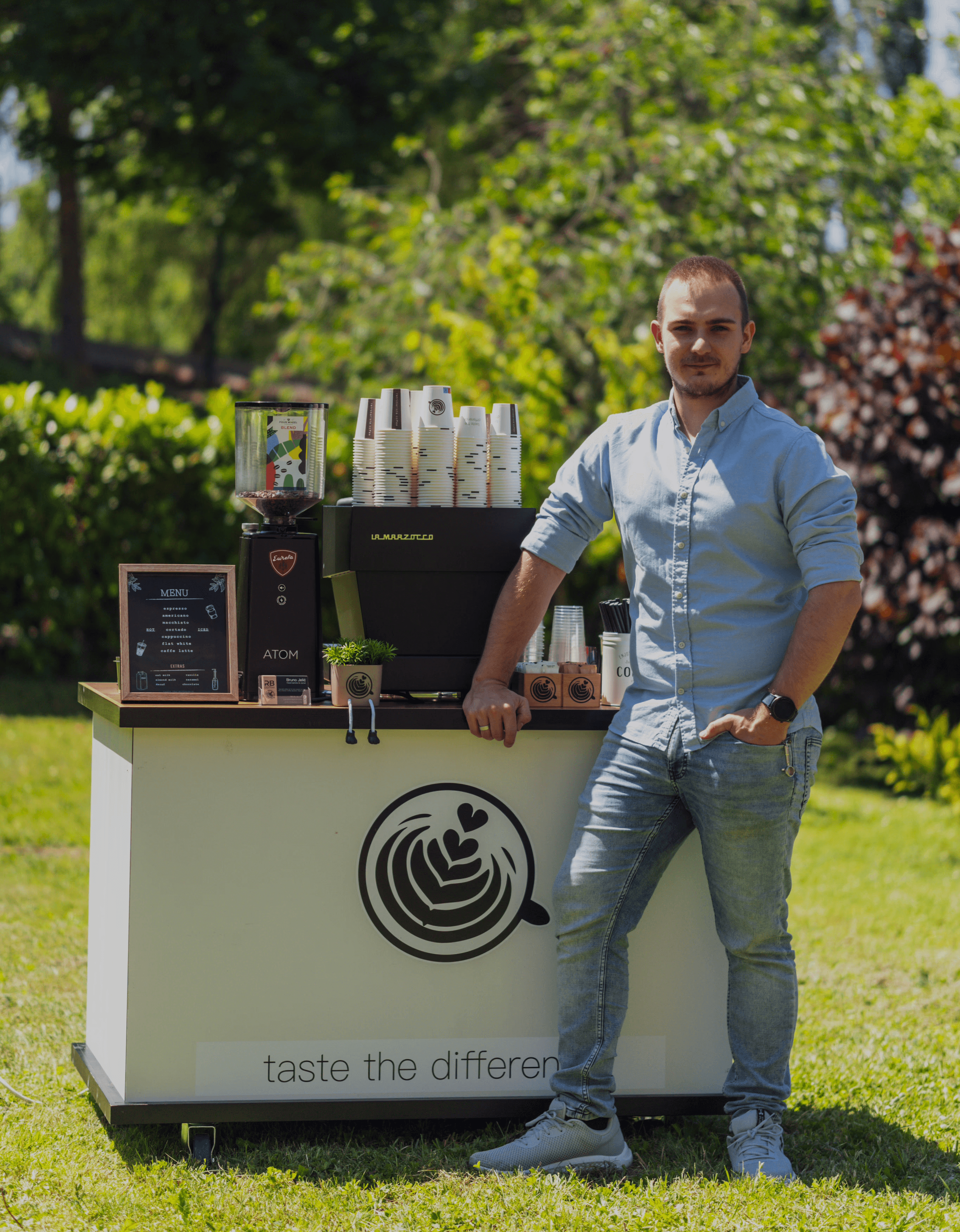 Mobile espresso bar for coffee catering and barista