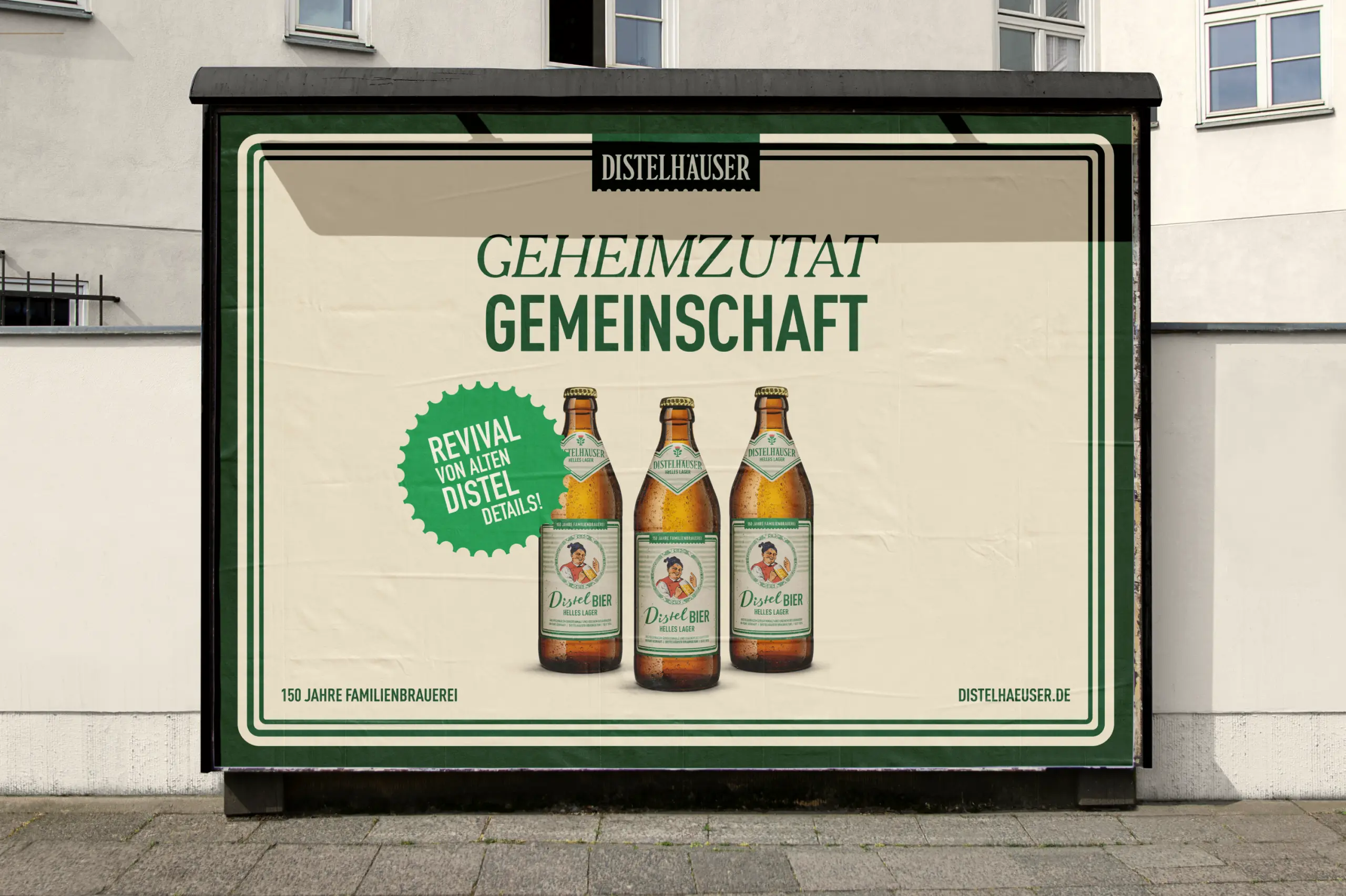 Bushaltestelle mit Distelhäuser Plakat „Geheimzutat Gemeinschaft“ und drei Bierflaschen
