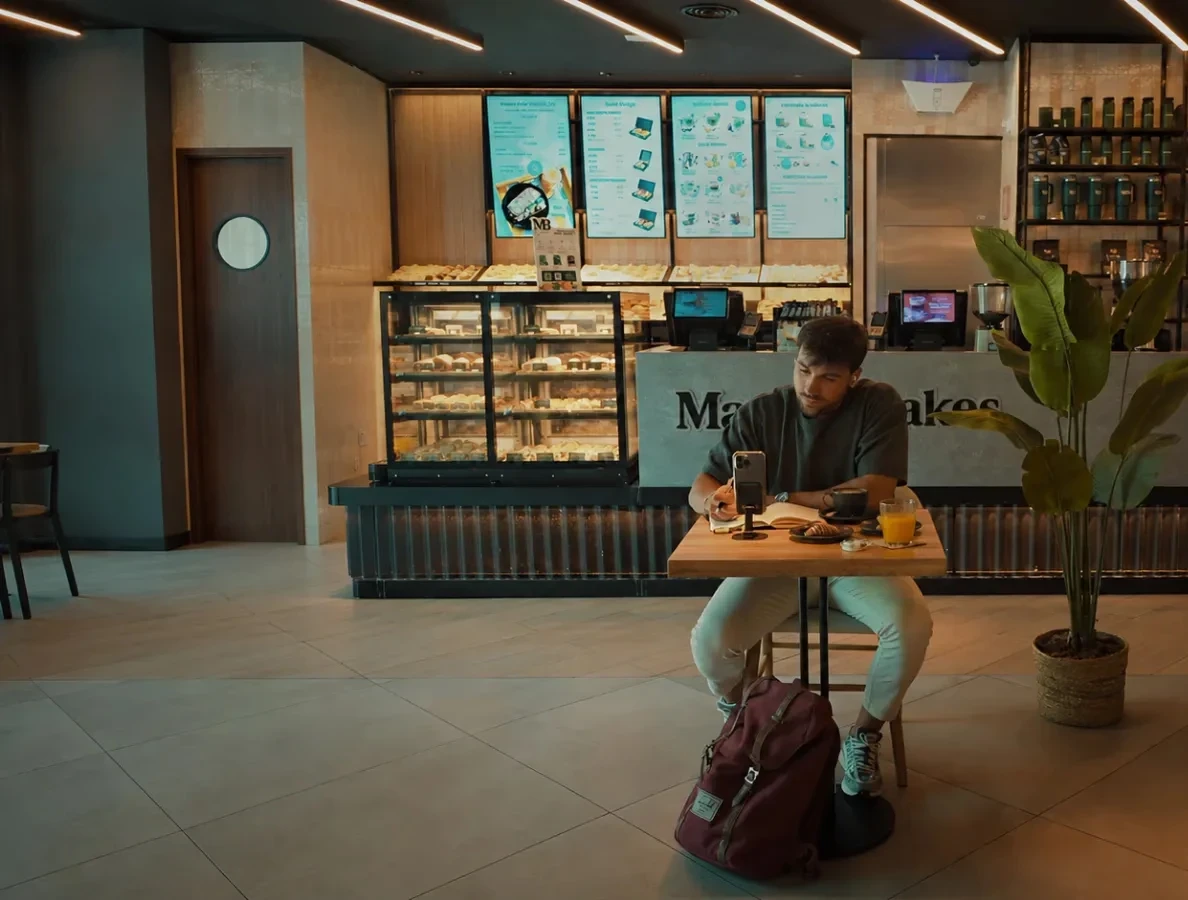 Colaboración entre Manolo Bakes y ThePowerMBA para formarse en 15 minutos mientras se desayuna