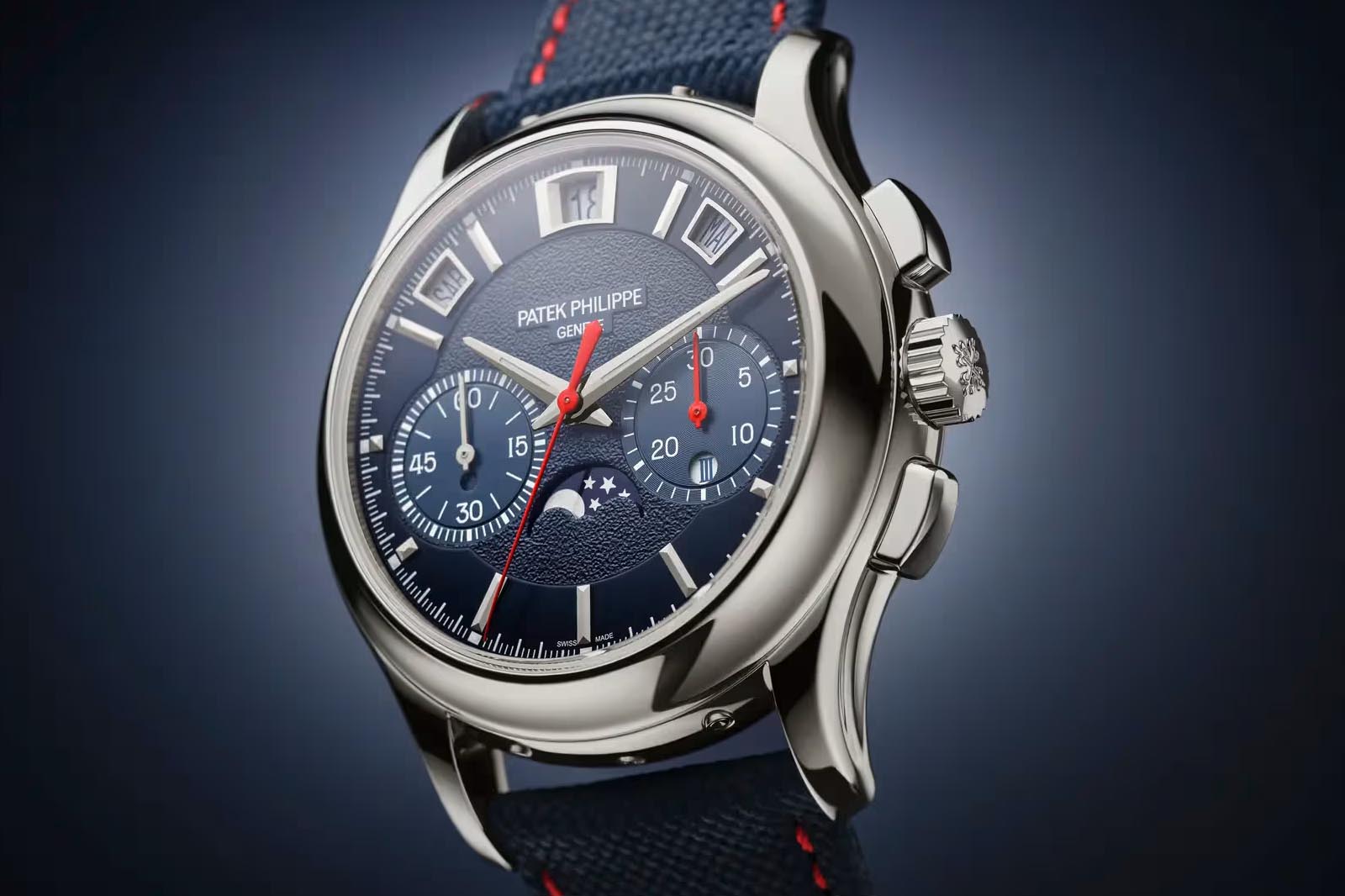 Patek Philippe 5978P-010 : cadran bleu, chronographe et indications du quantième perpétuel en italien.