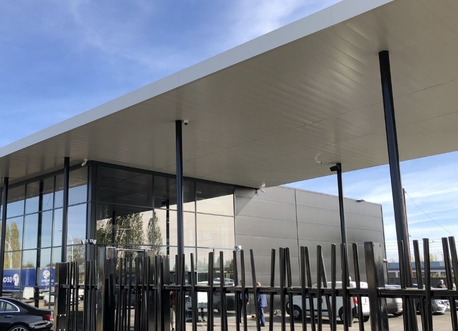 Vue rapprochée de l’auvent métallique avec poteaux de soutien en acier.