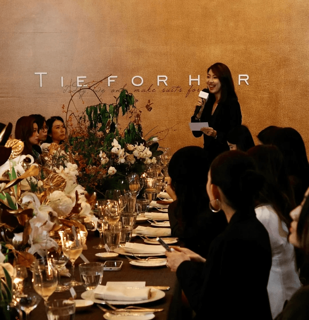 高級會所晚宴活動佈置，精緻長餐桌花藝與暖光社交氛圍，提供專業宴會場地租用及活動統籌服務。