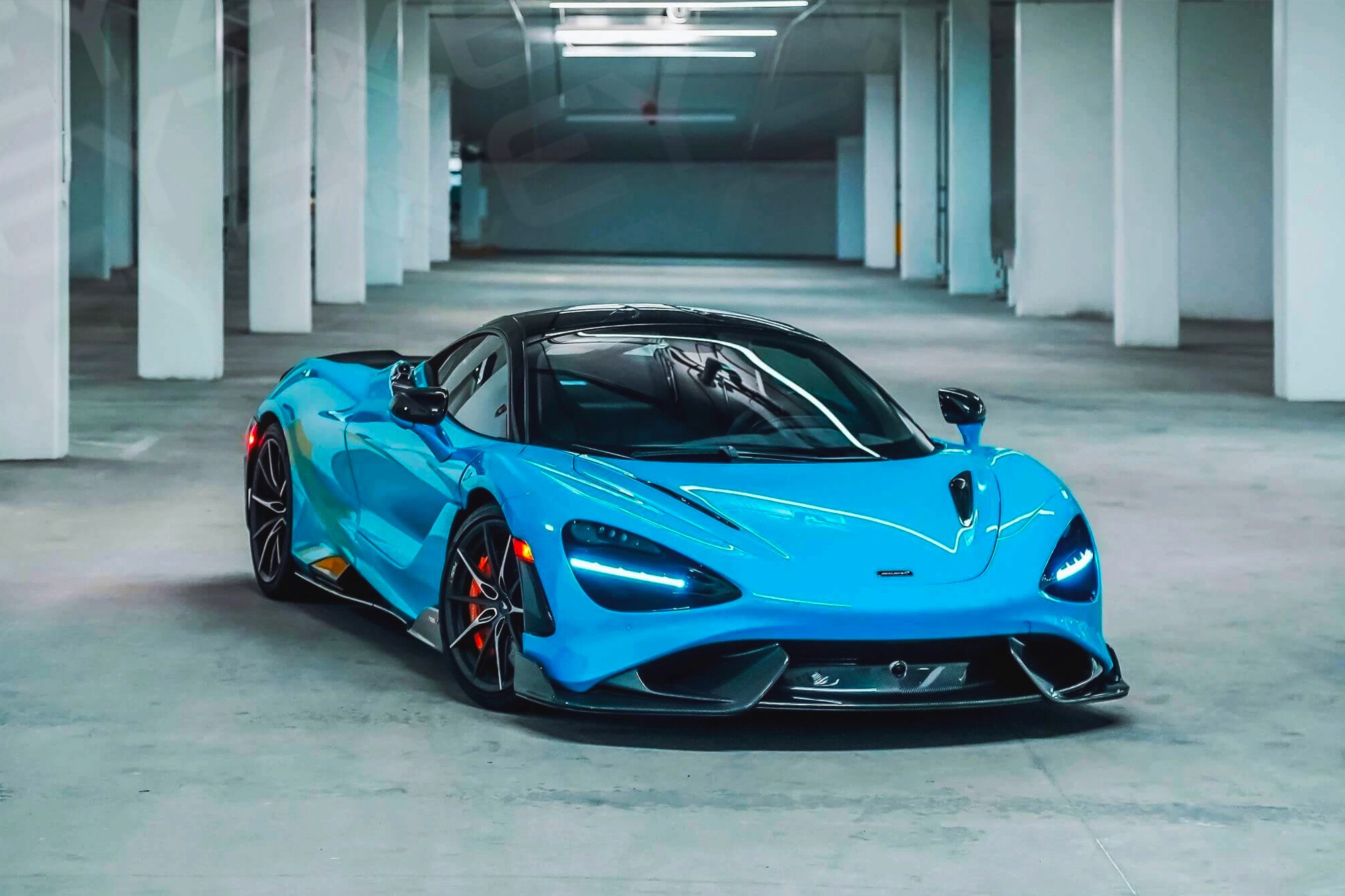 Vue extérieure Mclaren 765LT Bleu – Location Supercar à Dubaï | Keyz Rent