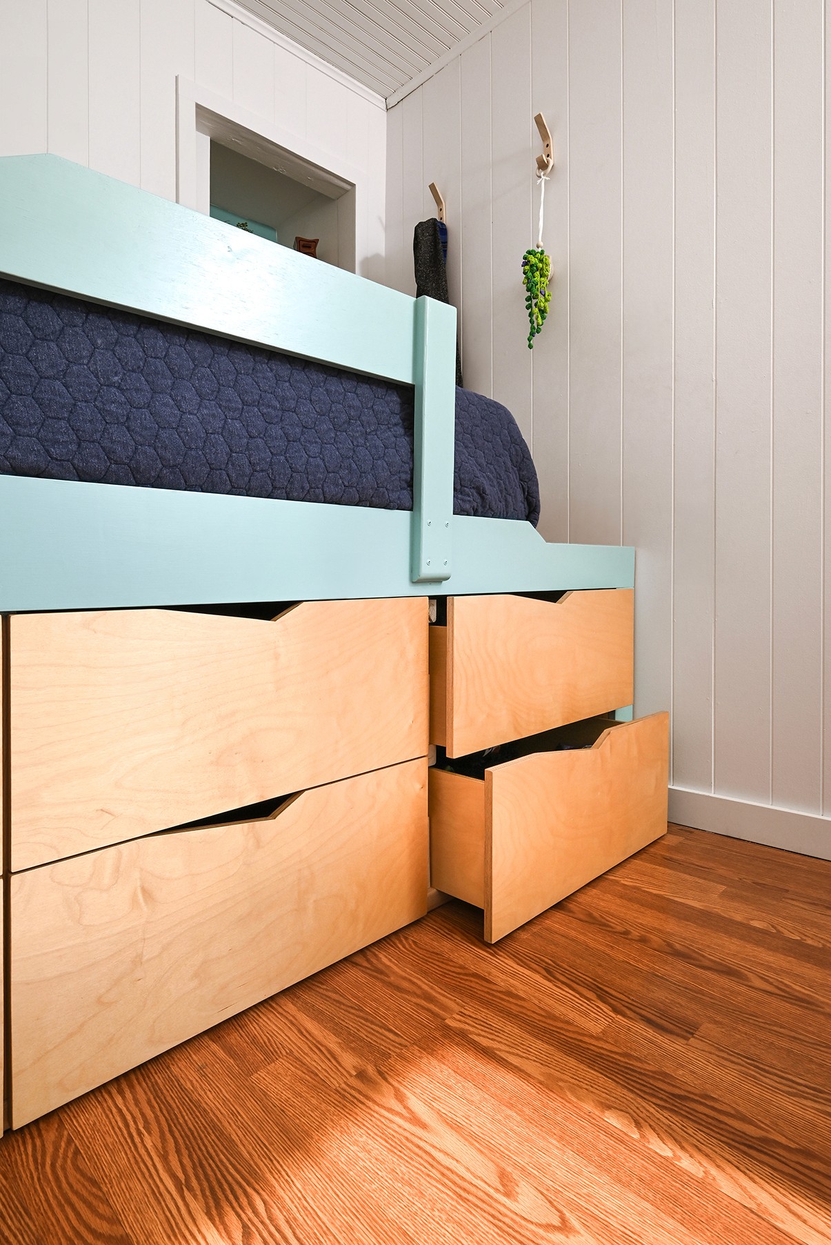 Kids bed with storage