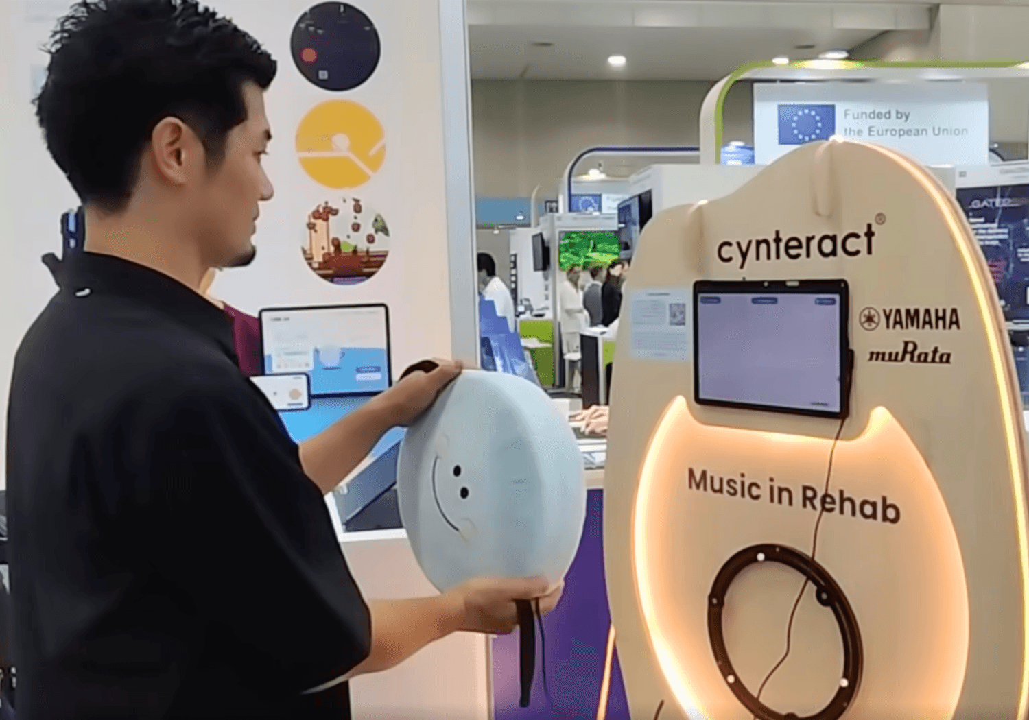 最新のリハビリ機器を体験する理学療法士・俵紘志さん