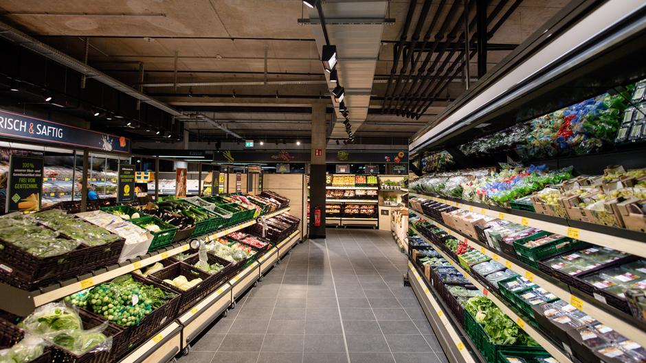 Der Discounter hat 450 Bio-Erzeugnisse im Jahr, 500 vegane Produkte mit dem V-Label und 180 Fairtrade-Artikel gelistet. Auch in der Münchener Filiale setzt er sein Frischesortiment in Szene.
