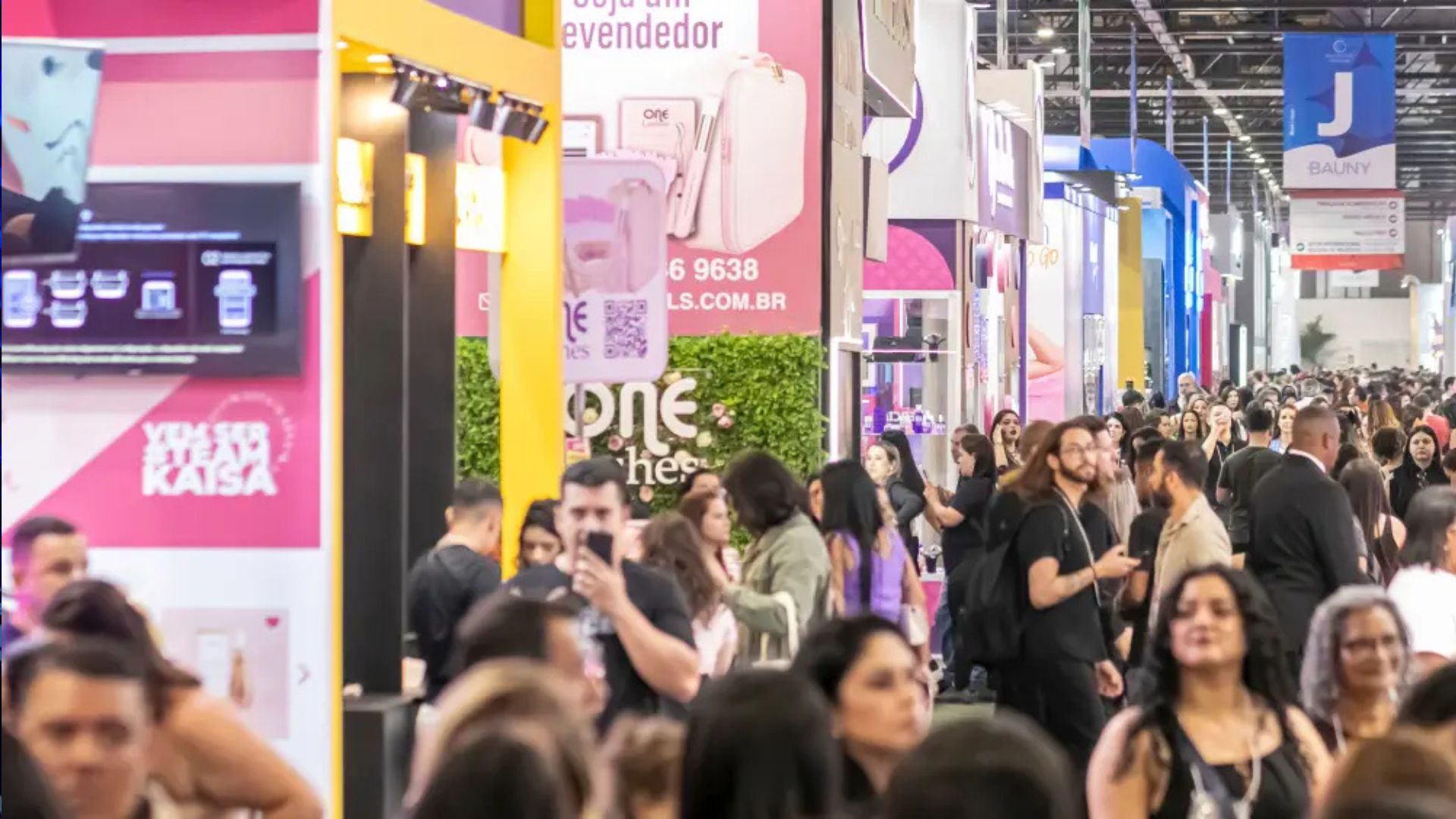 Como uma jornada integrada de eventos, conteúdo e dados está aproximando indústria e varejo de beleza no Brasil