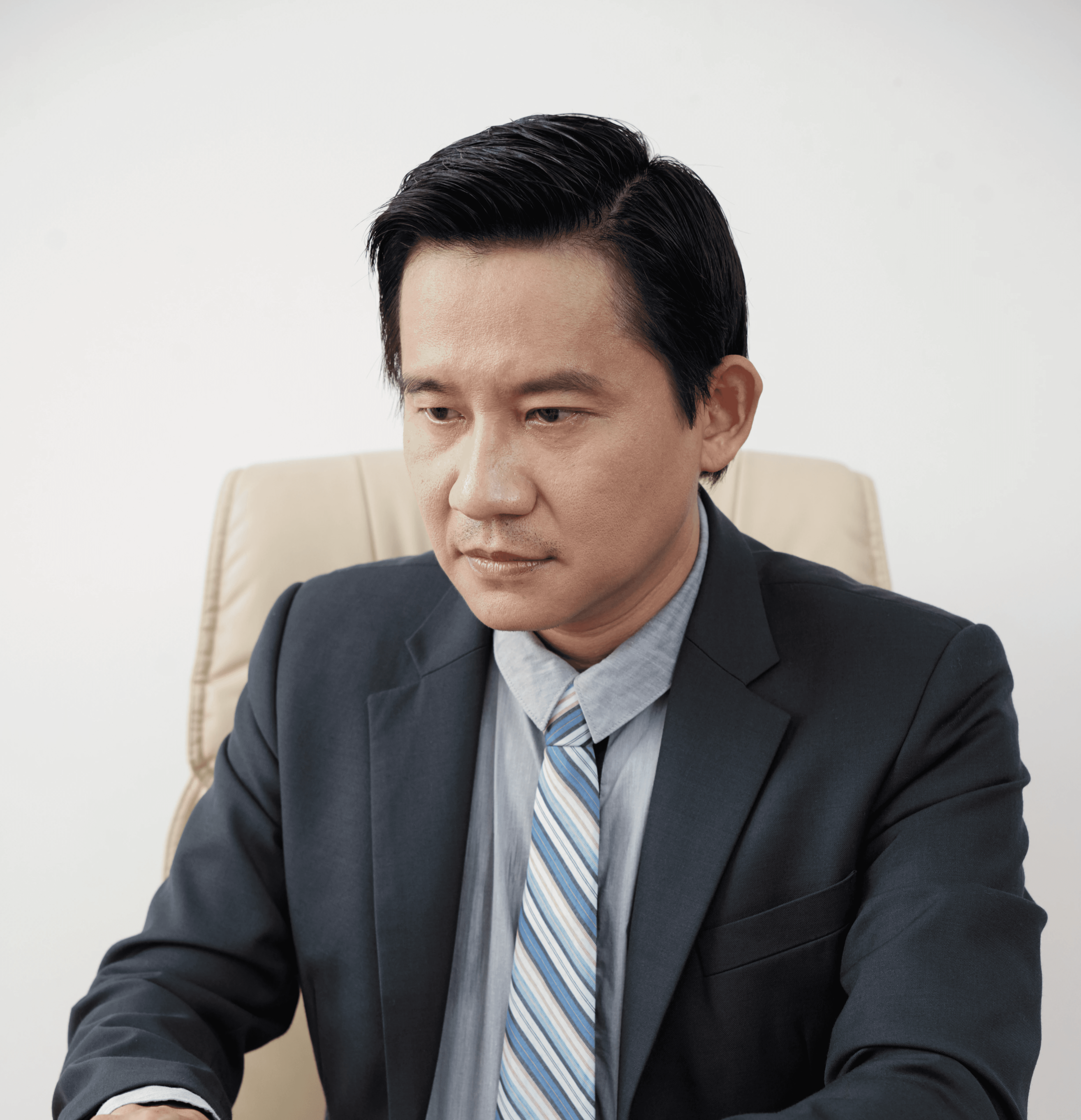 Startup CEO evaluating hardware development risks and timeline