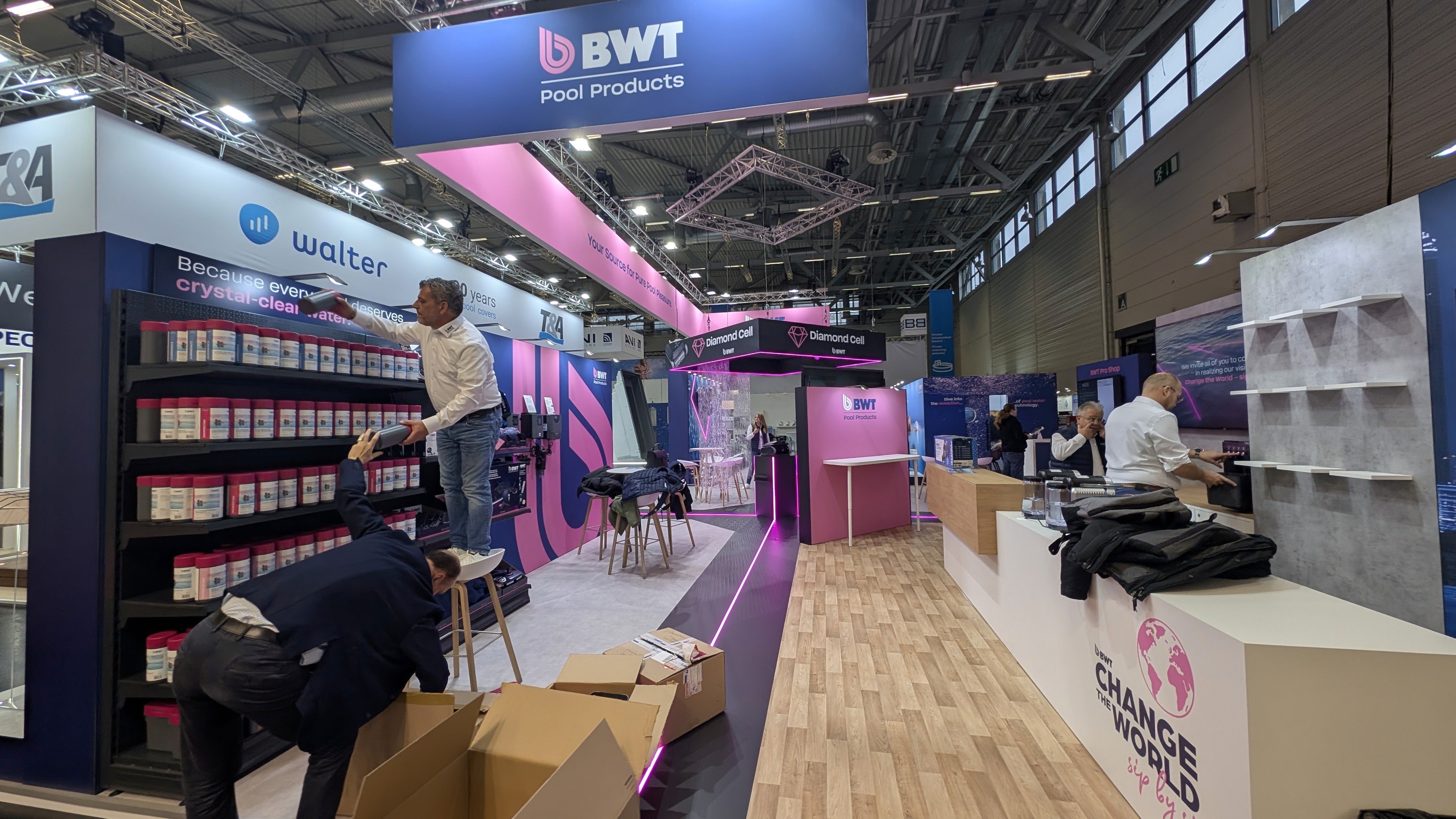 "Stand BWT Aquanale 2025 avec étagères produits et espace d’exposition ouvert"