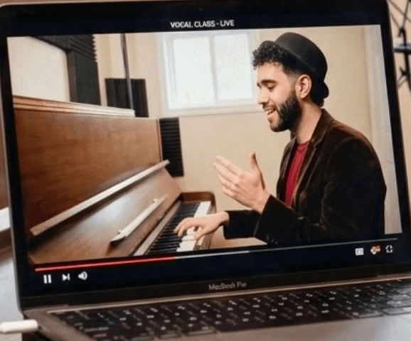 Taroh durante una experiencia de entrenamiento vocal