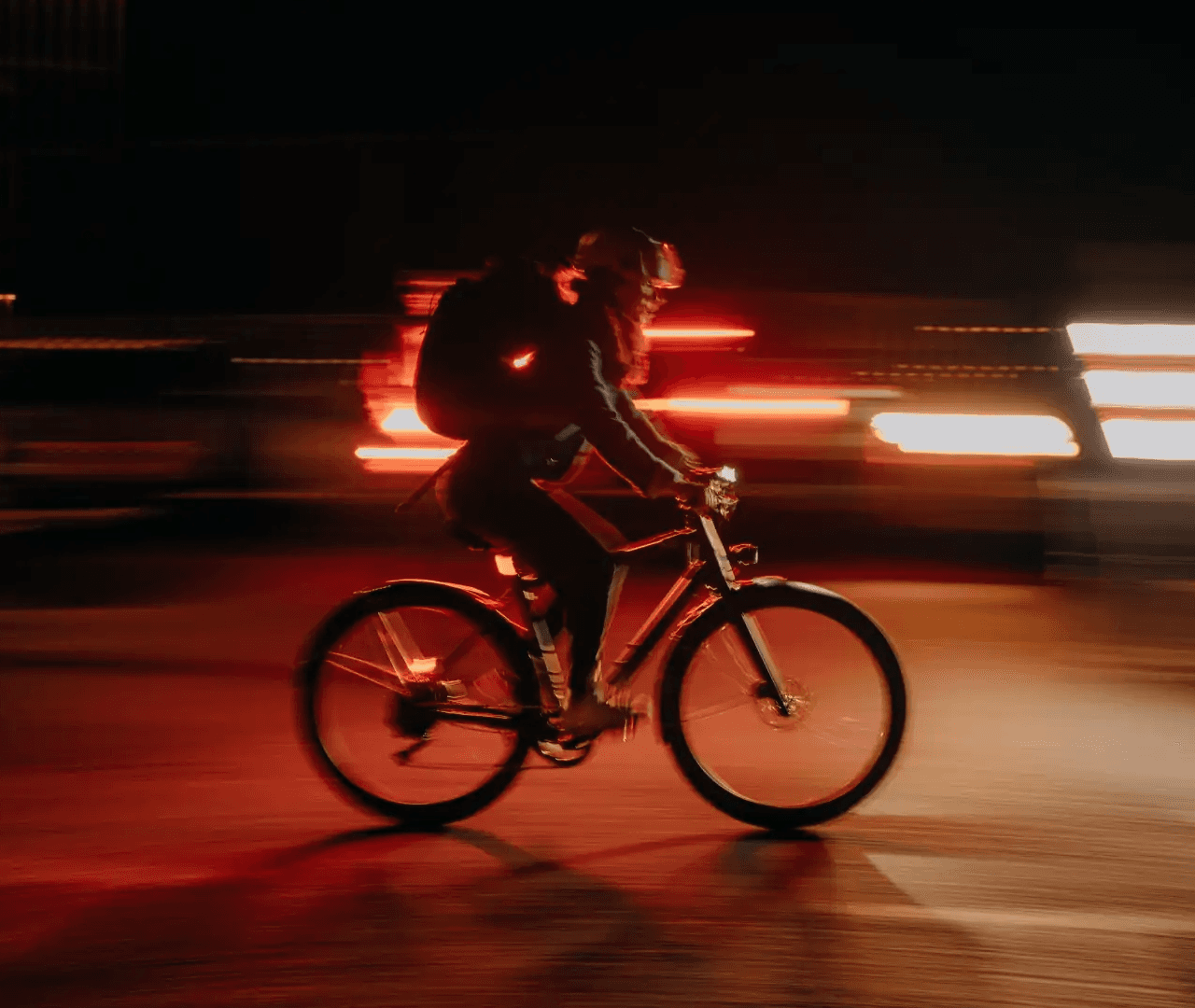 Hero cycliste dans un en pleine nuit