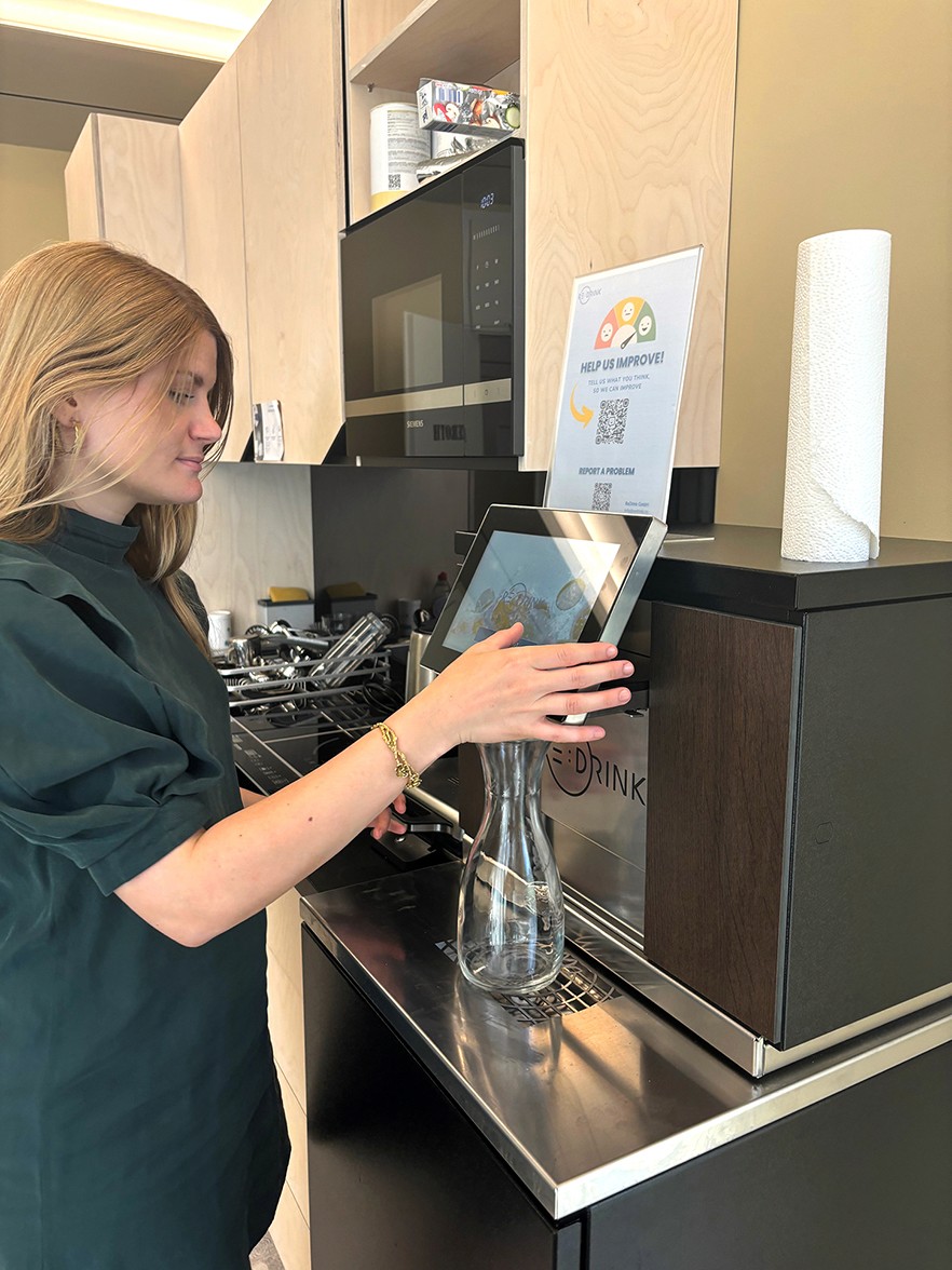 Tensordyne Mitarbeiterin am Re:Drink-Point – 70 % weniger Aufwand für die Getränkeversorgung.