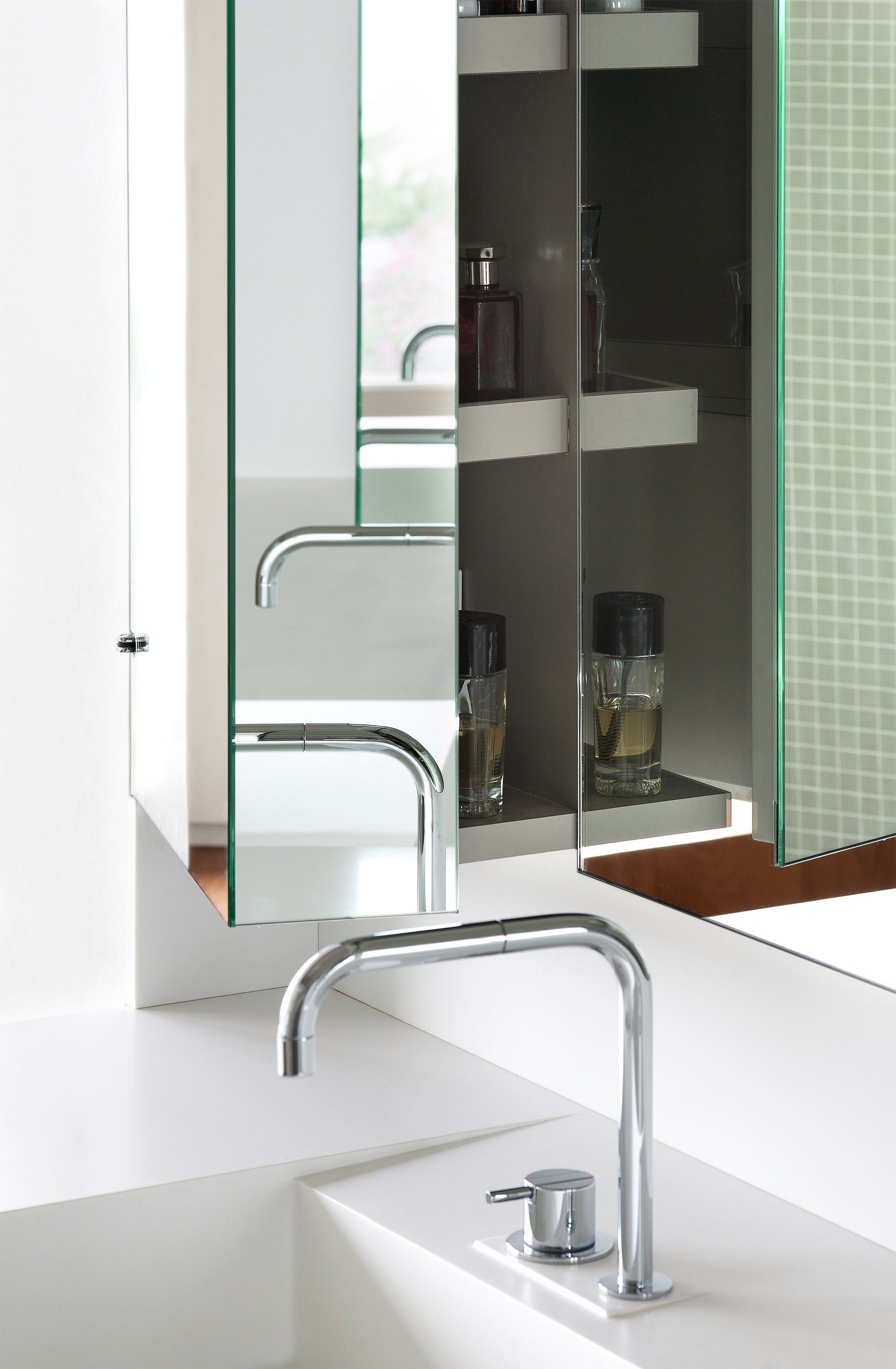 dettaglio apertura anta specchio