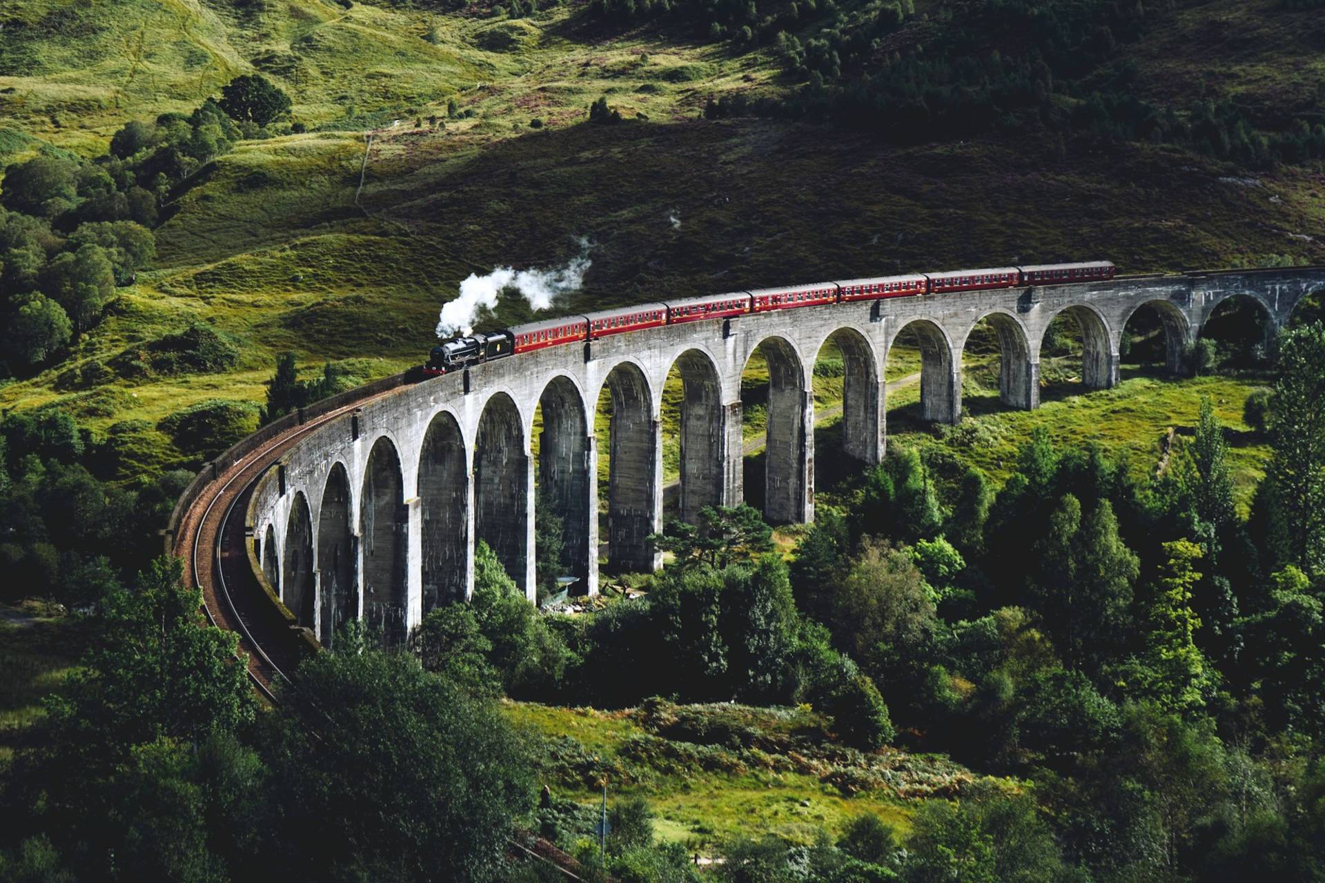Train on Glennfinnan Viaduct