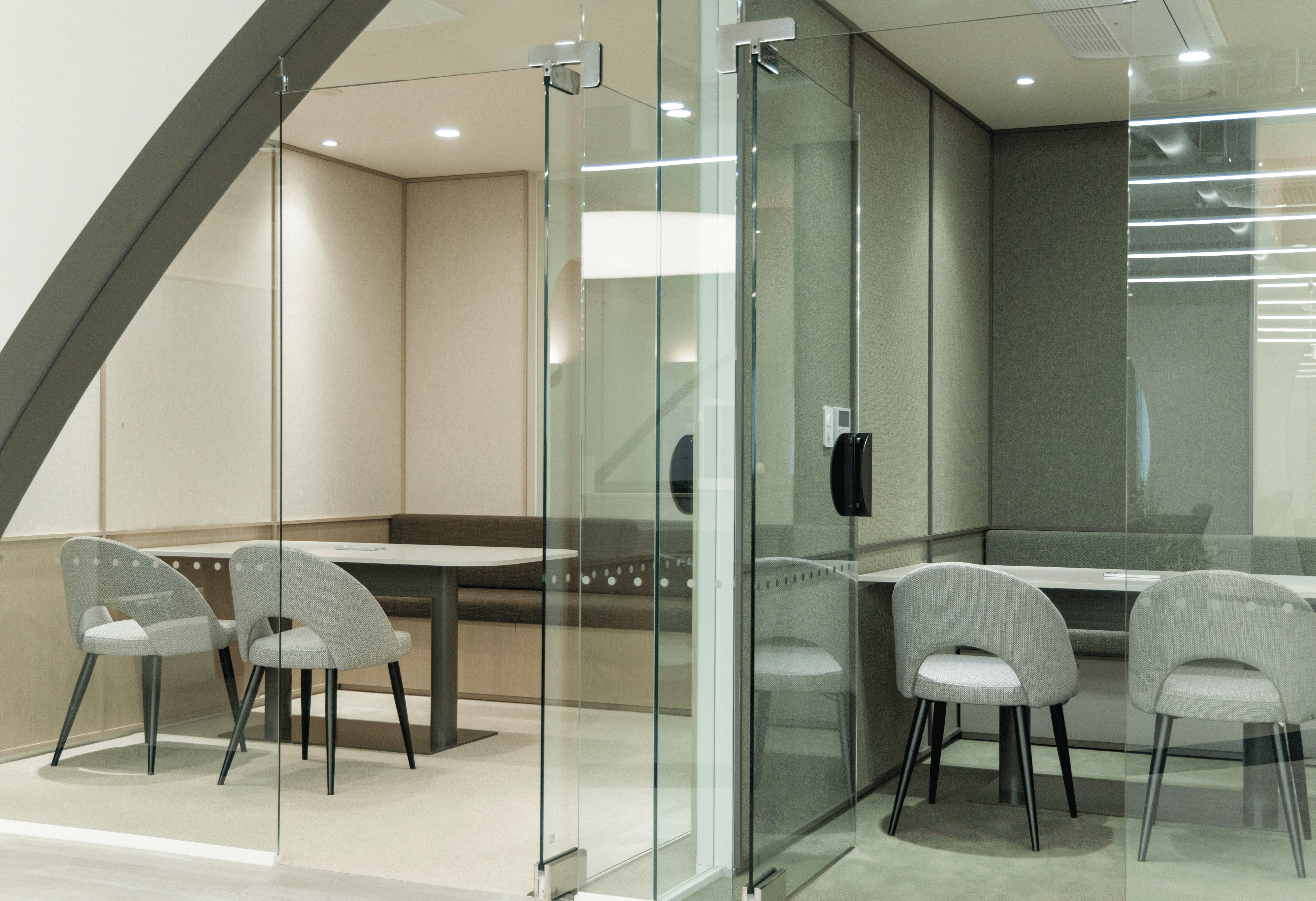 통유리와 따뜻한 패브릭 소재가 돋보이는 스타법무법인 상담실