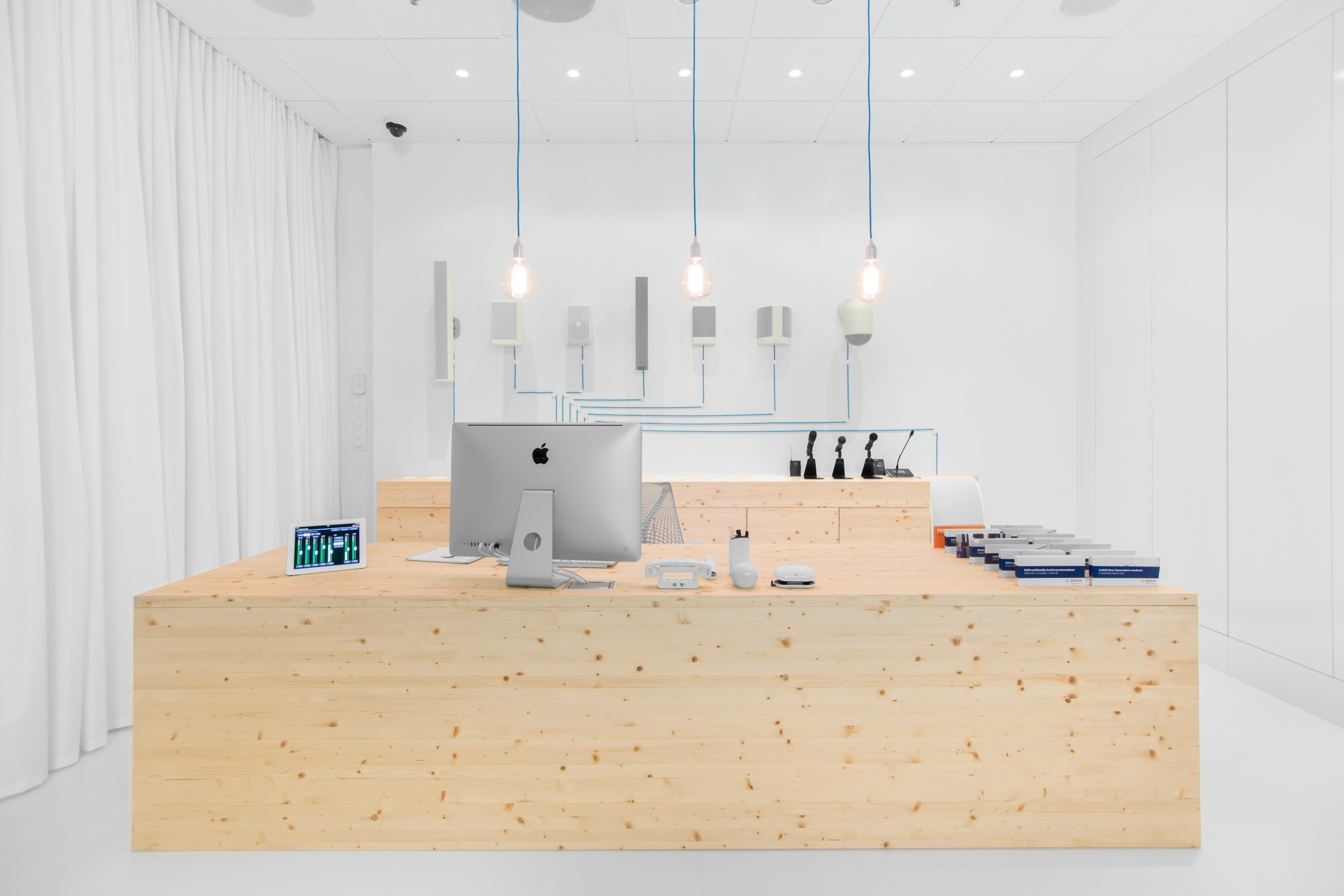avio showroom_custom made desk_kroki studio