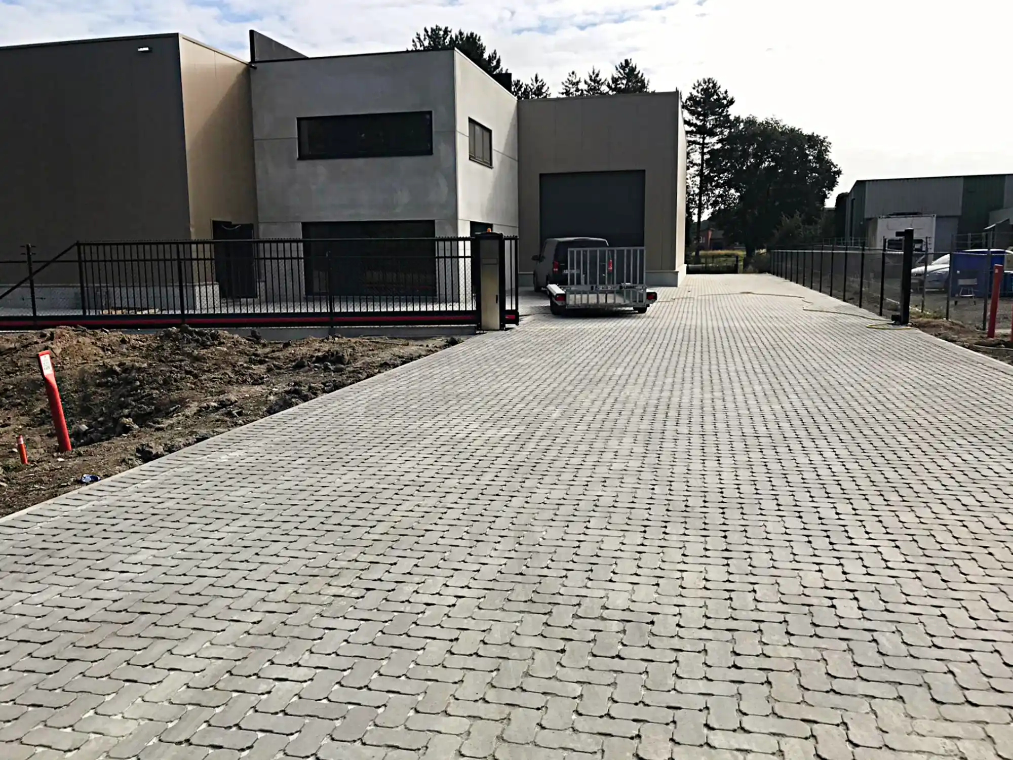 Voorkom wateroverlast met slimme, milieuvriendelijke verharding. Duurzaam, visueel aantrekkelijk en klimaatbewust aangelegd door De Boogerd. Ook voor ondernemingen.