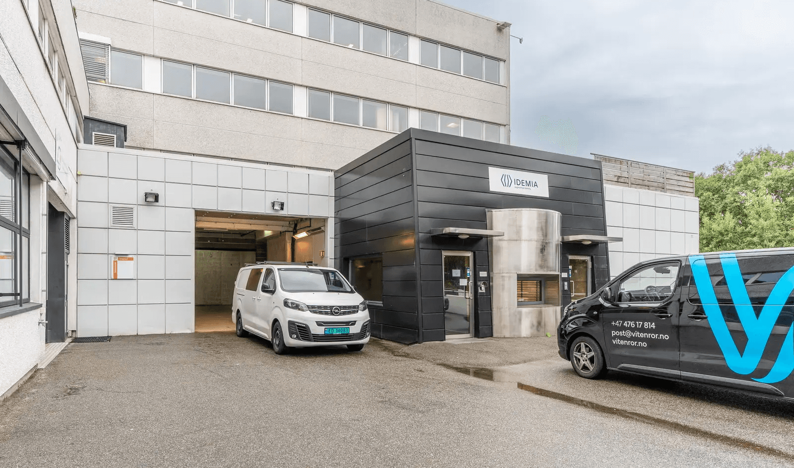 Eksteriør av lagerbygget på Forus som viser gode parkeringsmuligheter og enkel adkomst for varebiler helt opp til rulleporten.