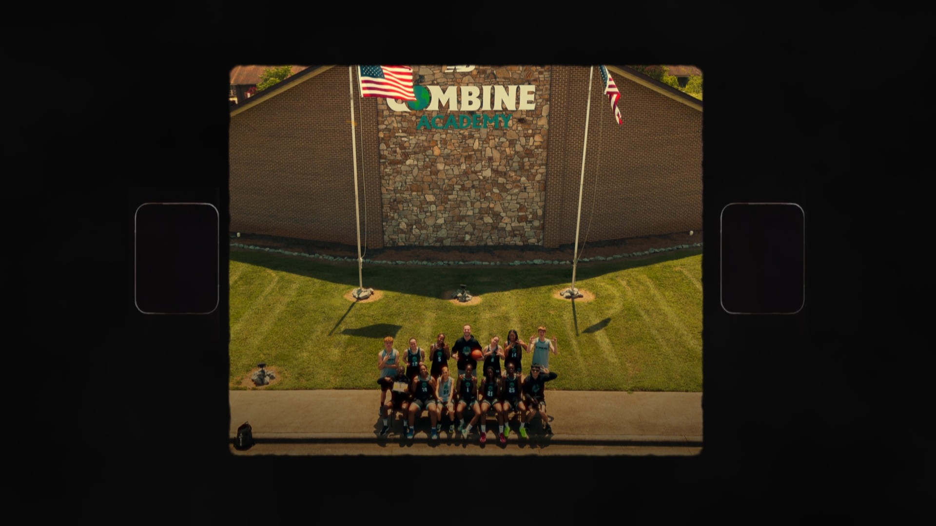 Archive d’une équipe de basketball réunie devant le bâtiment de la Combine Academy.
