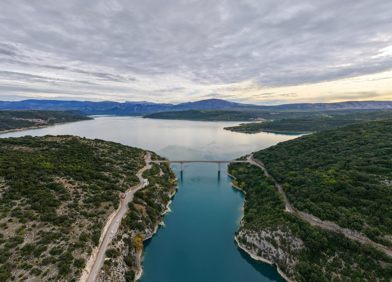 Gorges du Verdon débouchant sur le lac de Sainte-Croix, vue aérienne, road trip Verdon