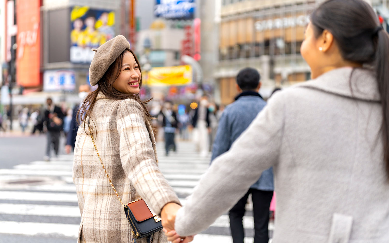 시부야 교차로에서 사진을 찍고 있는 여성들