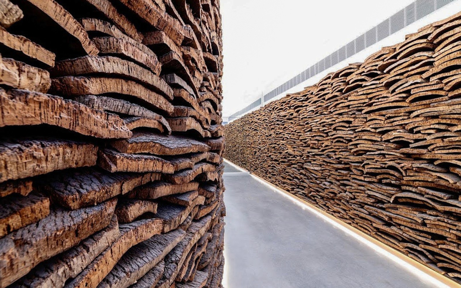 ParaFaKiállítás falai parafa lapokból rakva, bemutatva a különleges anyagot a Planet Cork kiállításon.